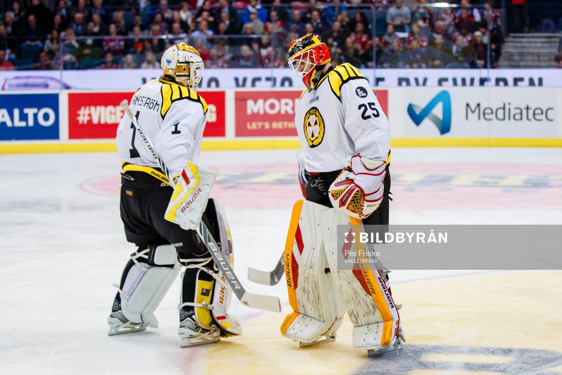 Brynäs målvakt Felix Sandström byter av Brynäs målvakt