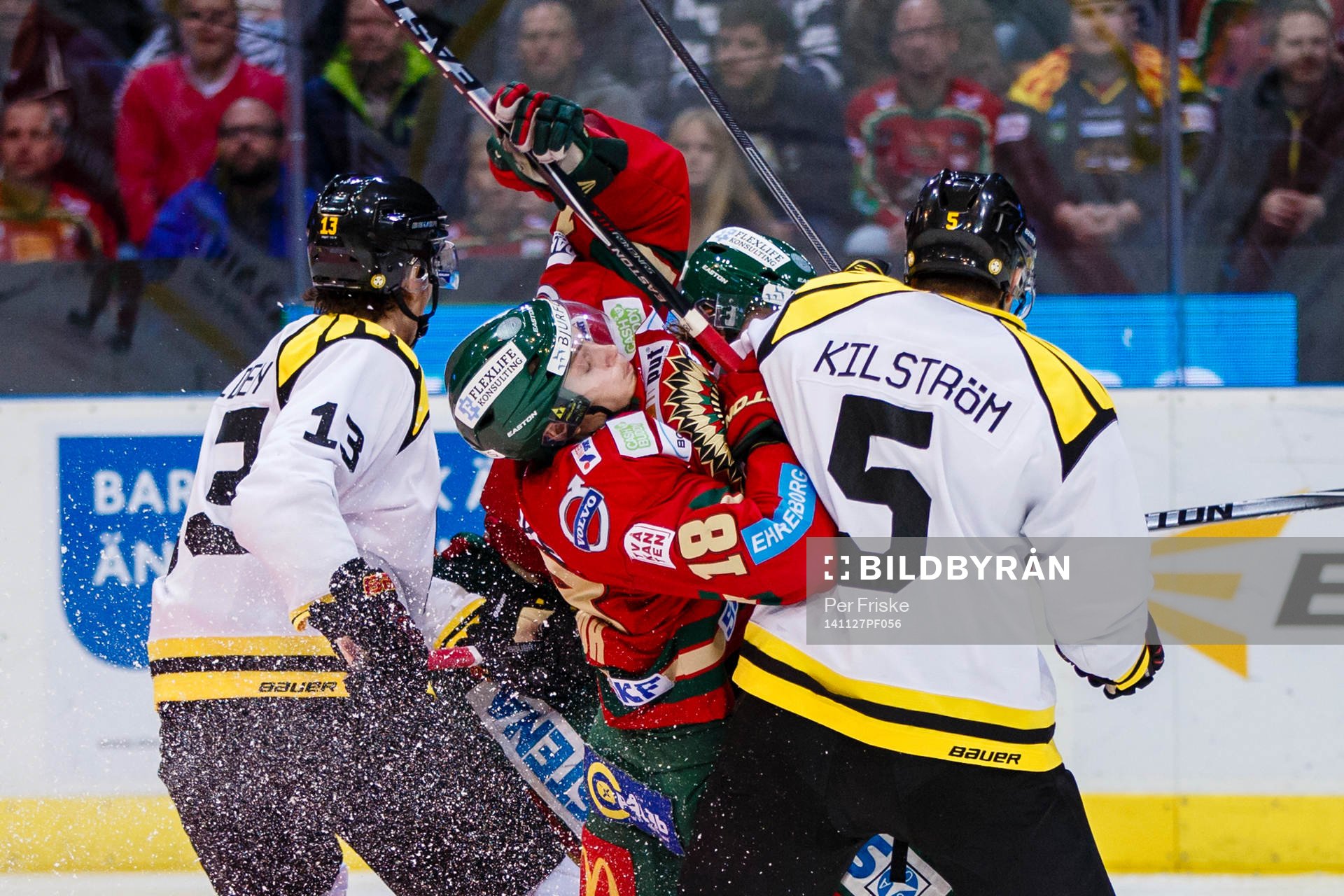 Frölundas Anton Blidh tacklas av Brynäs Sondre Olden och