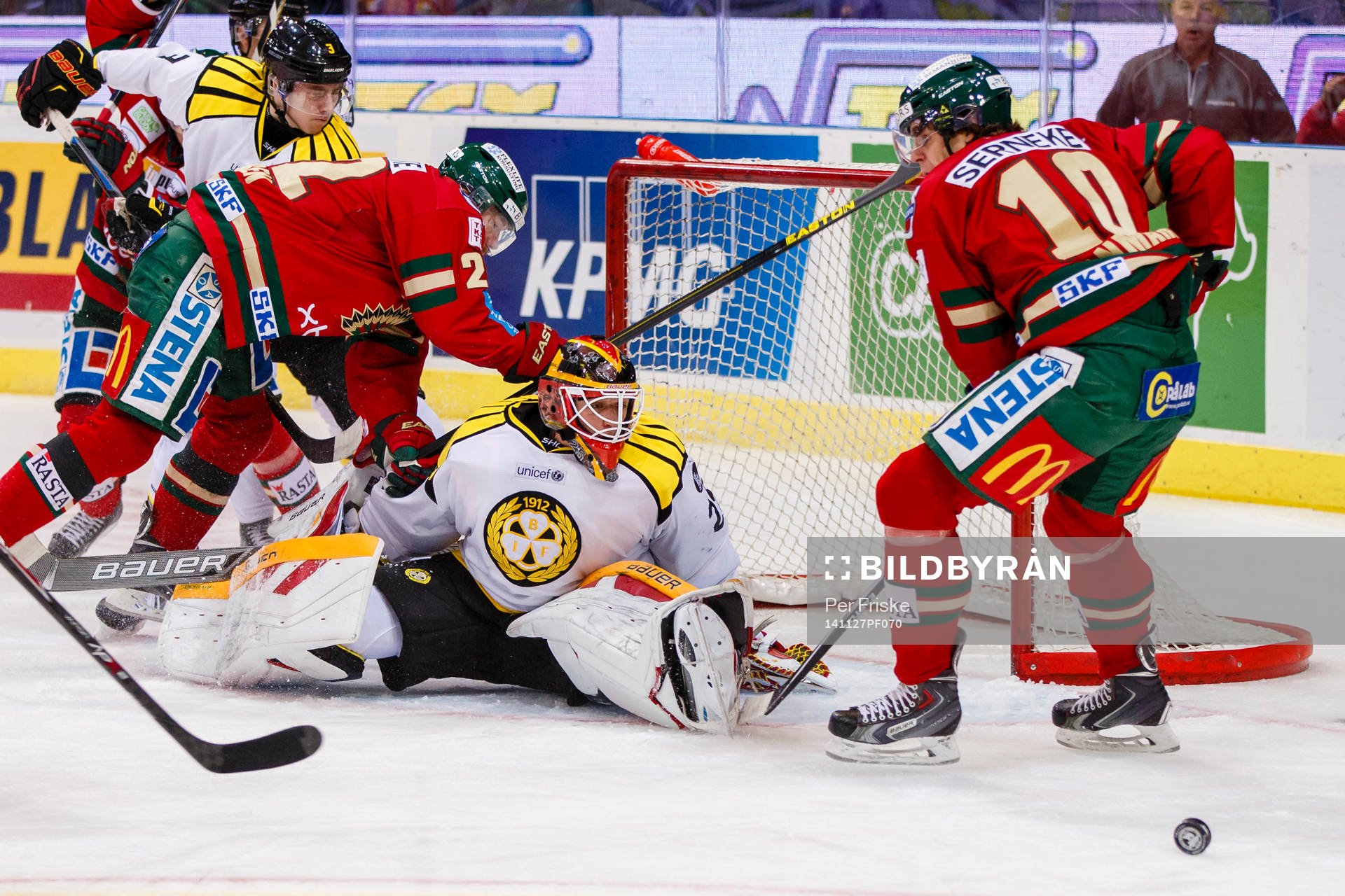 Brynäs målvakt Jonas Johansson räddar ett skott