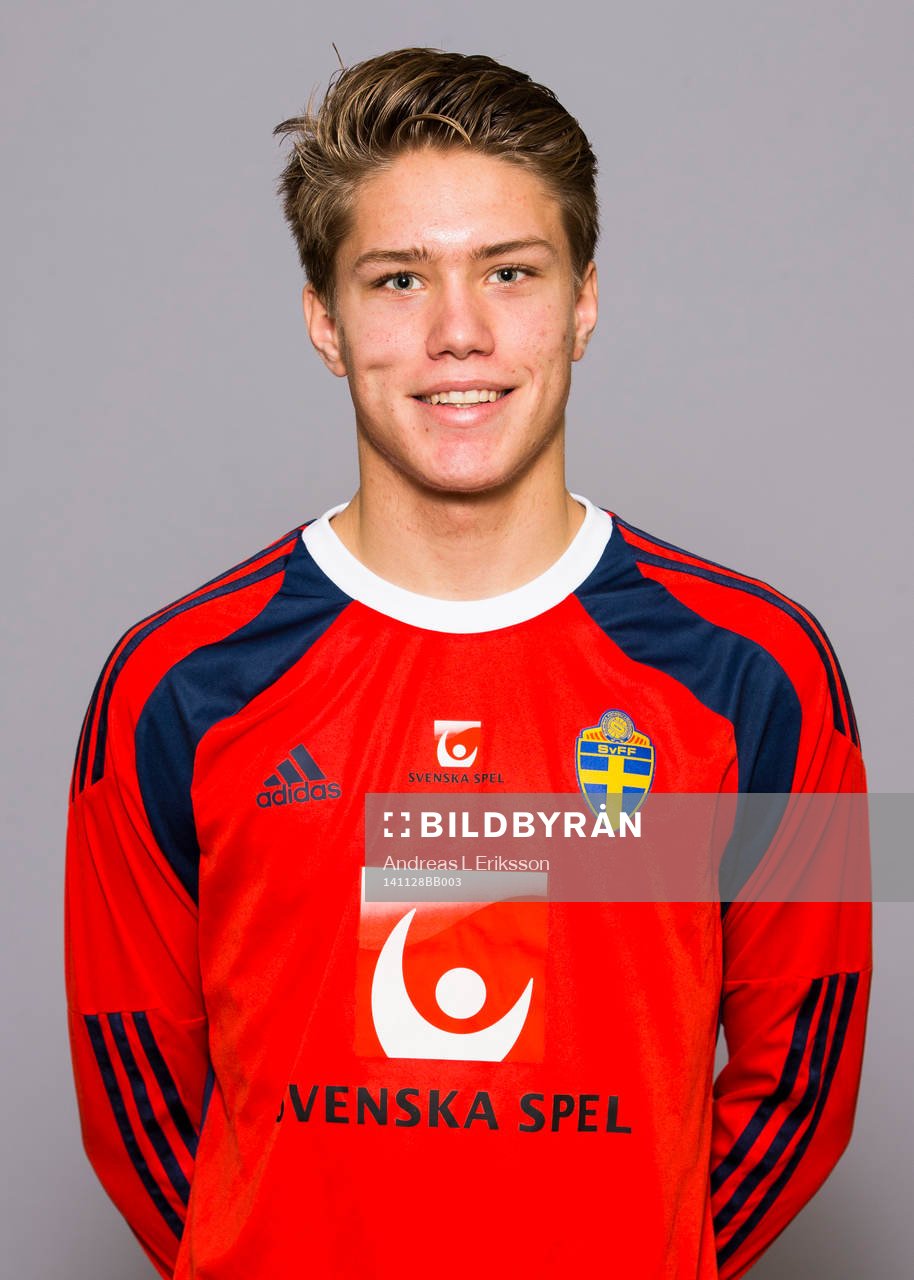 Kalle Joelsson, som spelar i P16/98-landslaget, poserar för ett porträtt den 28 november 2014 i Stockholm. 