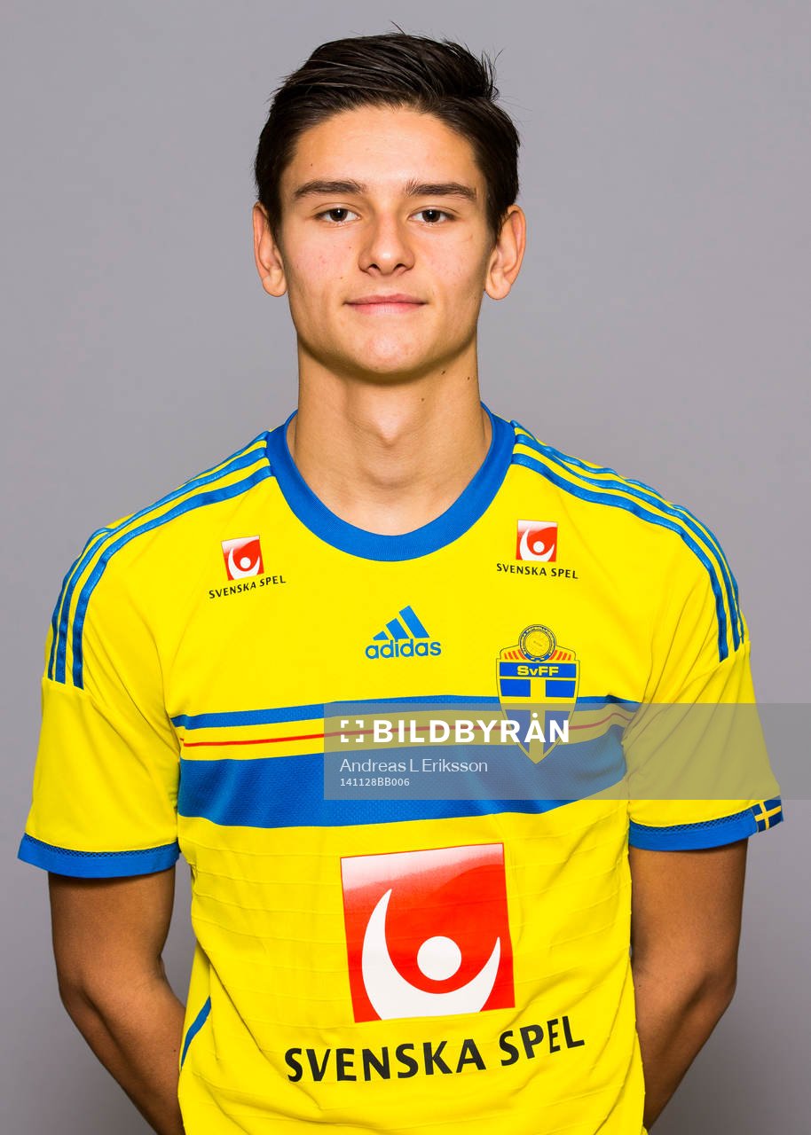 Emin Karaman, som spelar i P16/98-landslaget, poserar för ett porträtt den 28 november 2014 i Stockholm. 