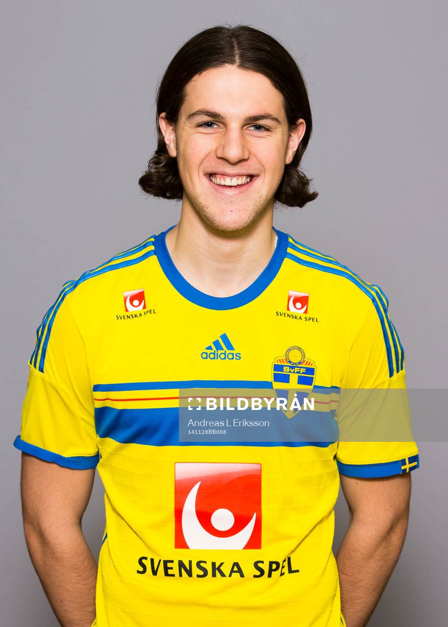 Oliver Stojanovic Fredin, som spelar i P16/98-landslaget, poserar för ett porträtt den 28 november 2014 i Stockholm. 