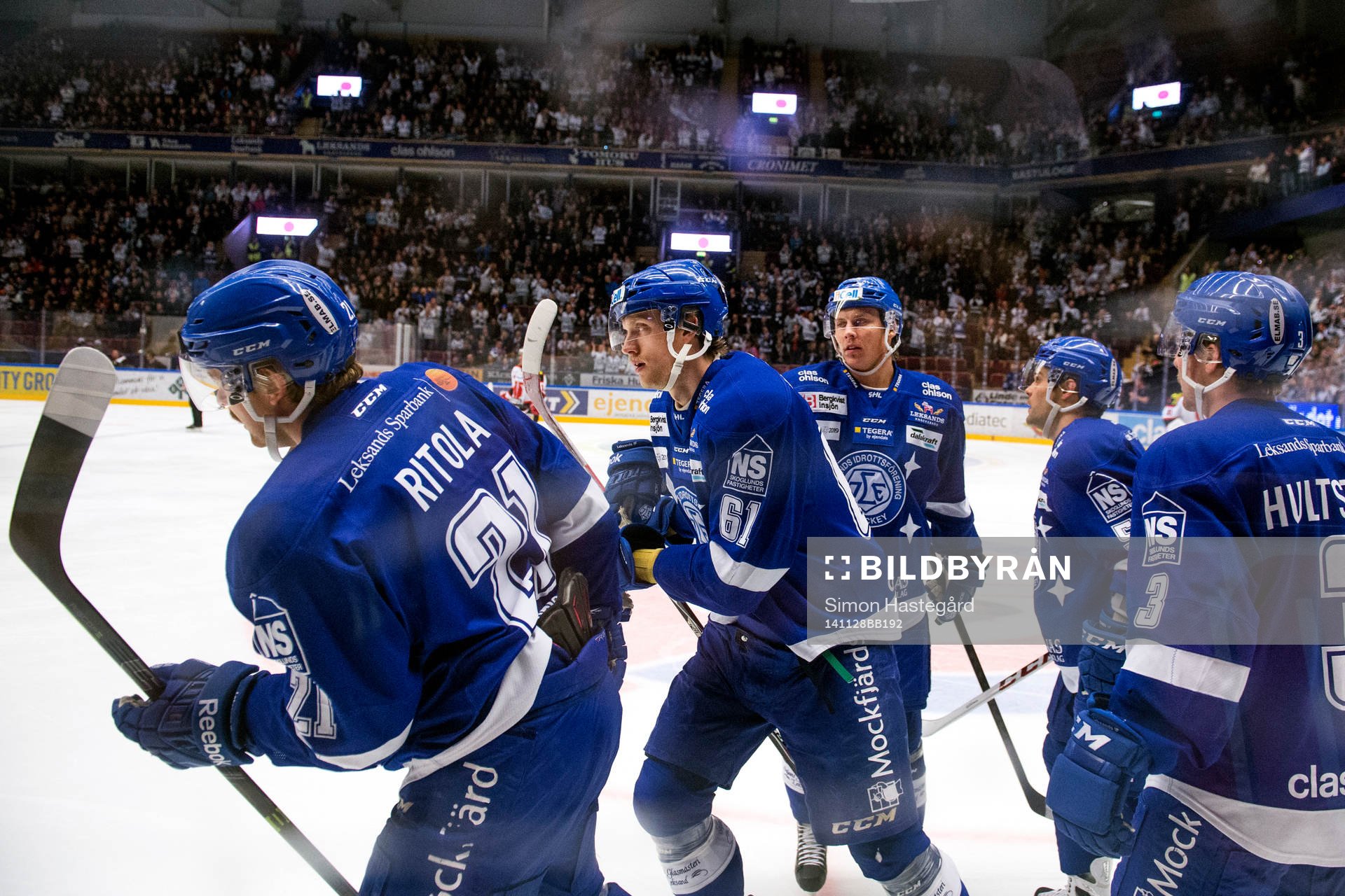Leksands  Johan Ryno , i mitten, jublar