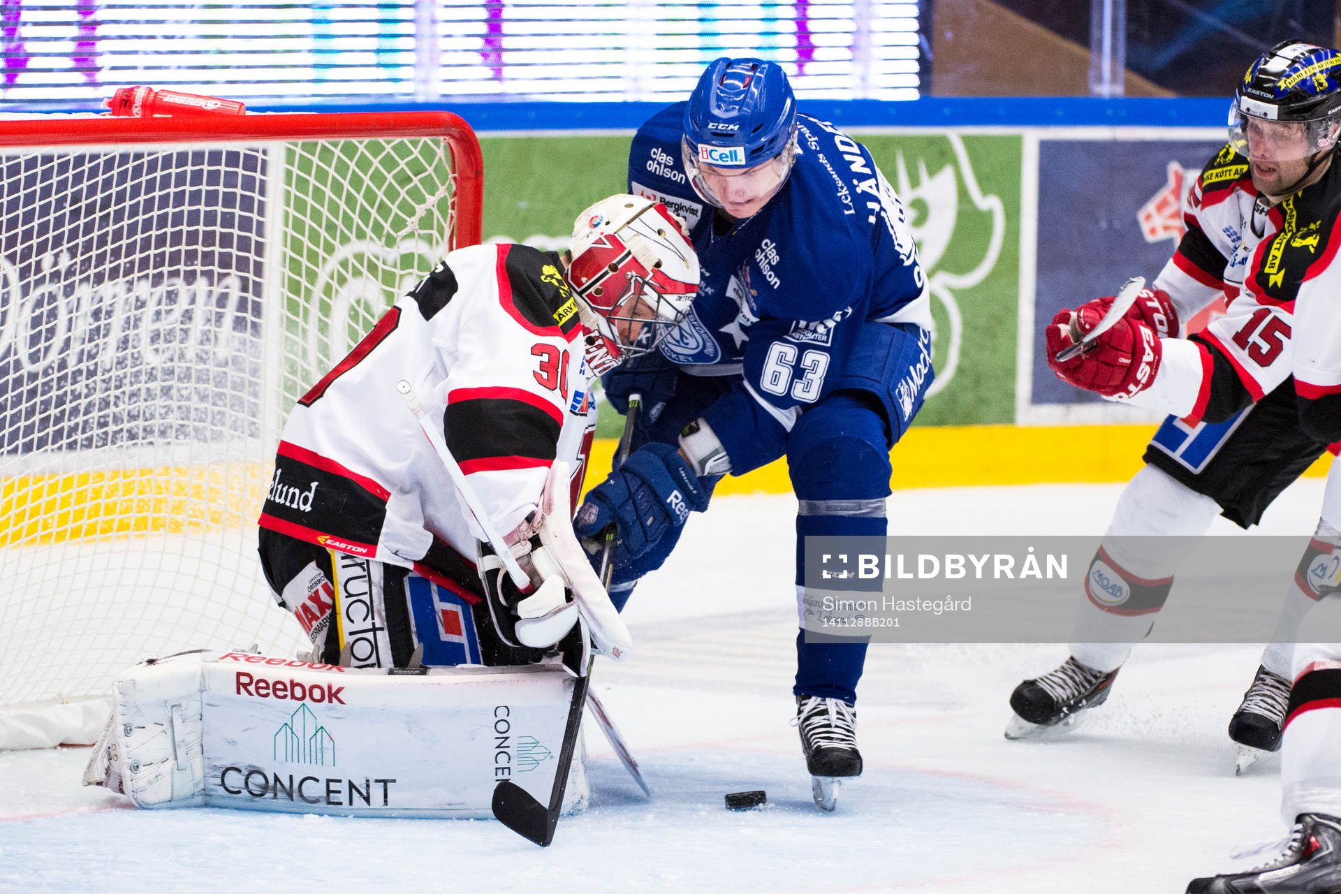 Leksands Fredrik Händemark i kamp om pucken med Henrik