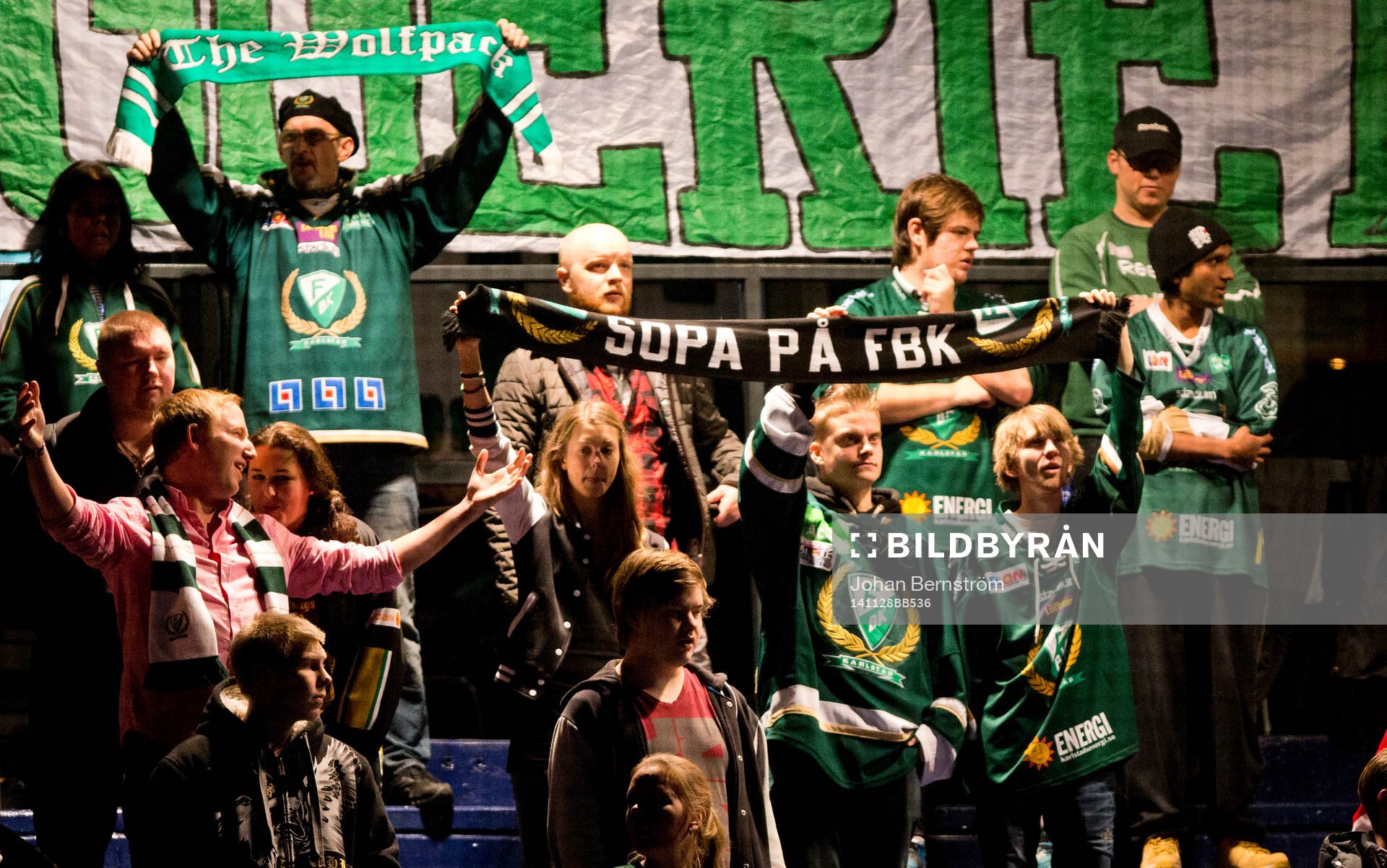 Färjestads supportar med texten the wolfpack och sopa på