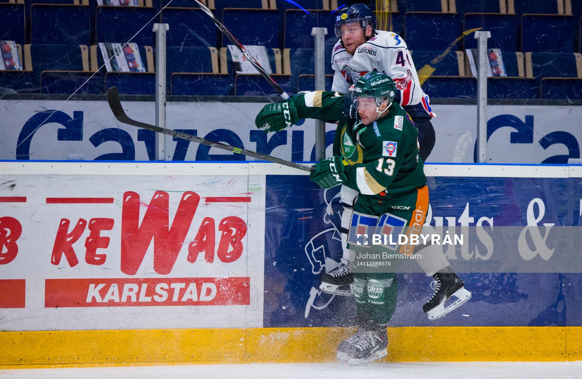 Färjestads Linus Persson tacklar Linköpings Jonas Junland