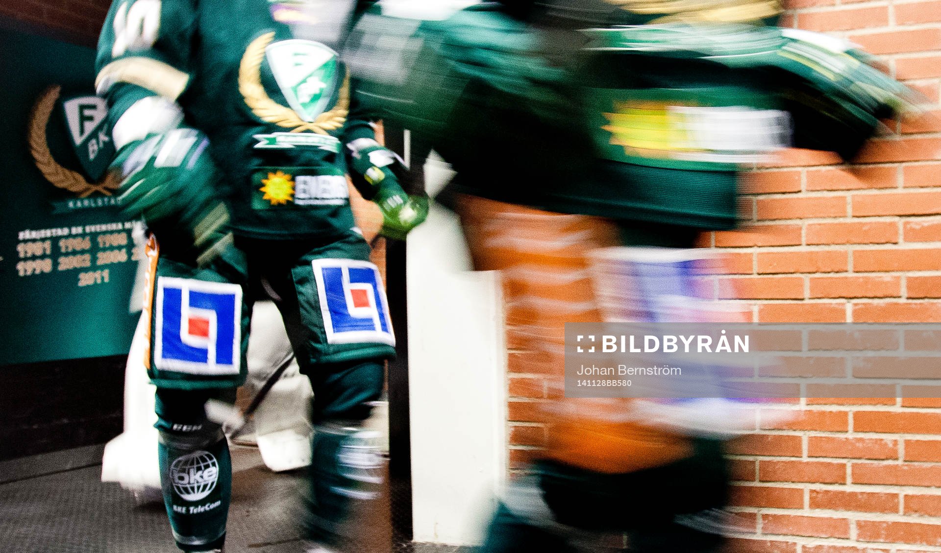 Färjestadsspelare på väg ut ur omklädningsrummet i