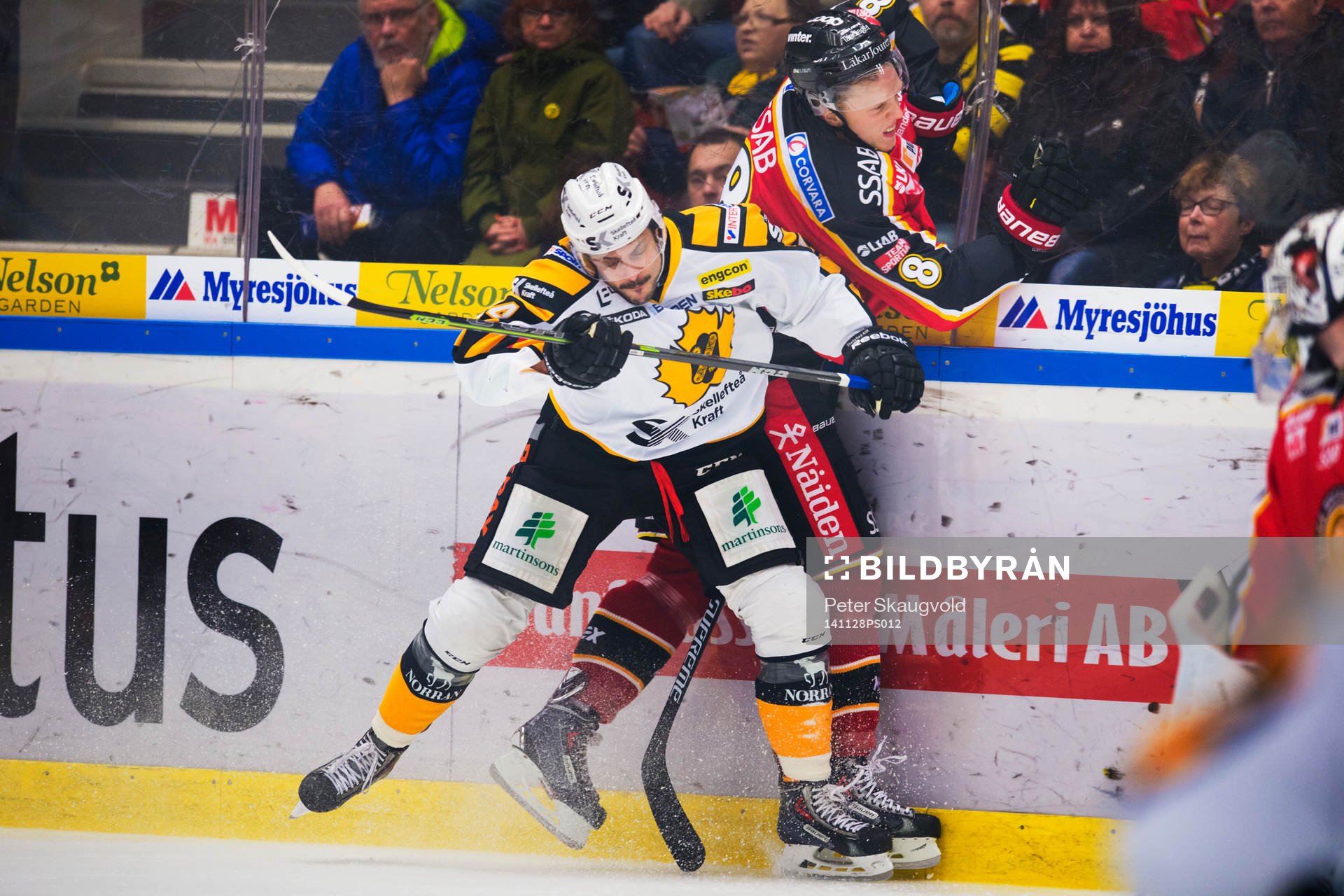 Skellefteås Daniel Widing tacklar Luleås Per