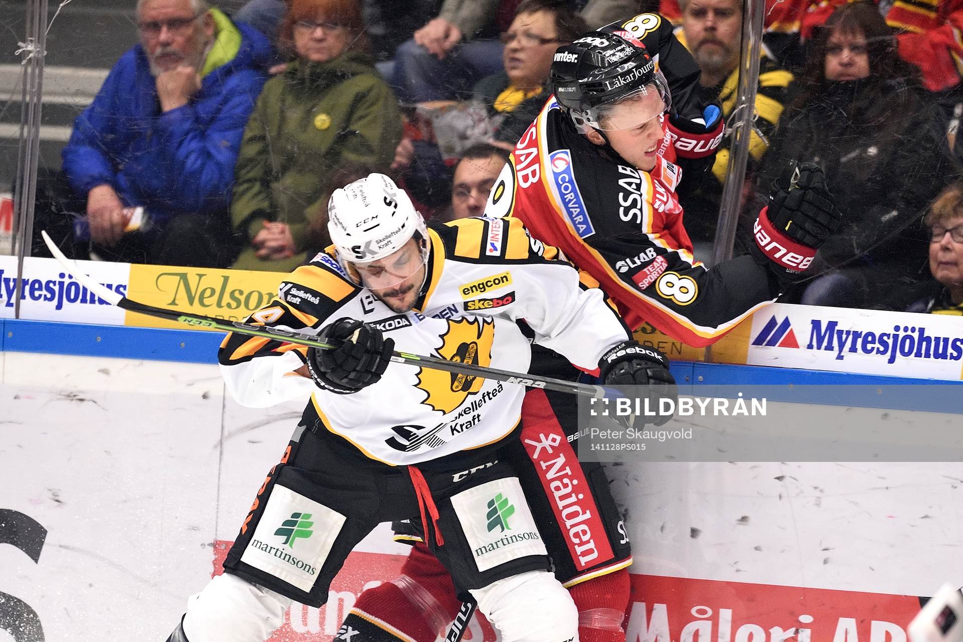 Skellefteås Daniel Widing tacklar Luleås Per