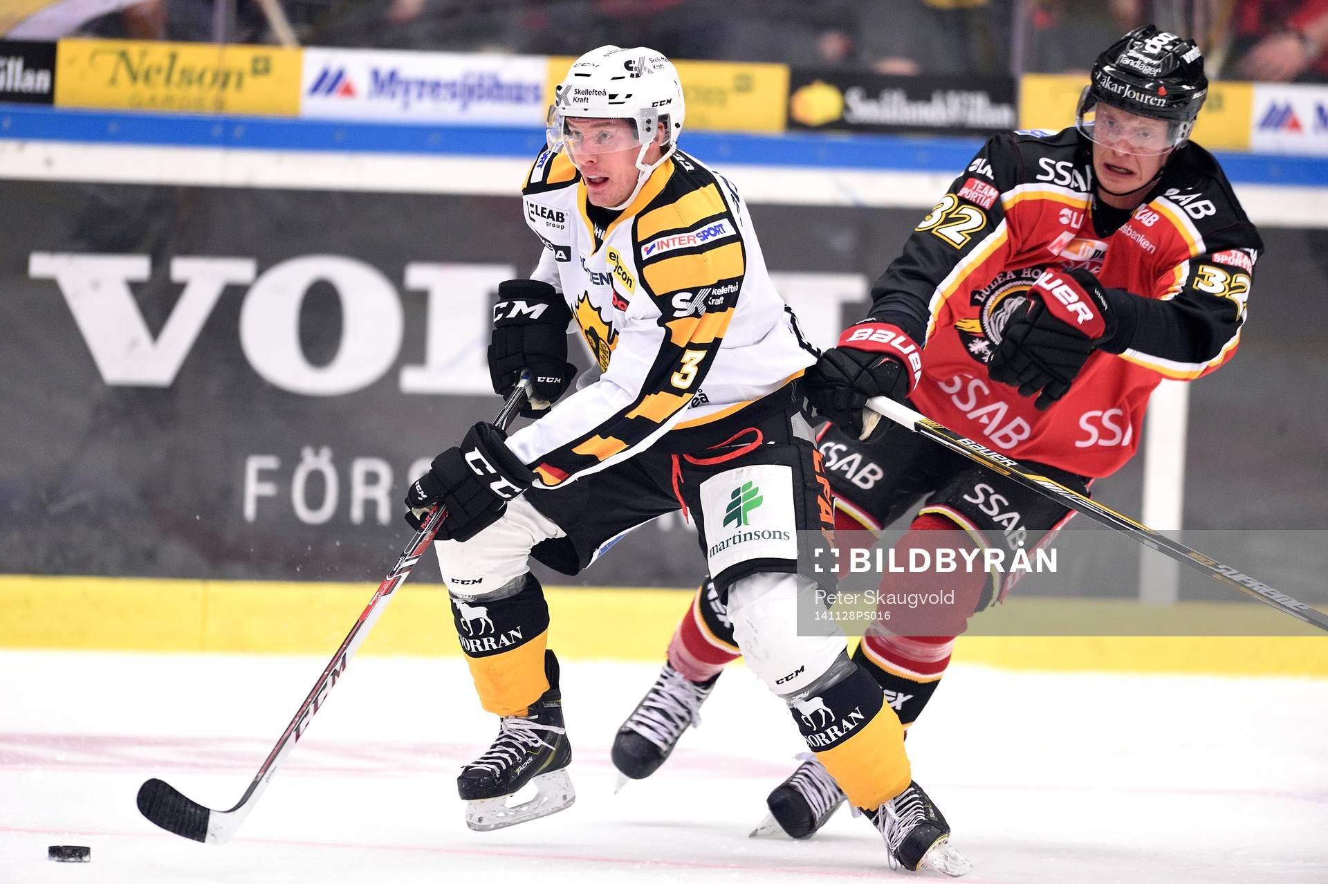 Skellefteås Niclas Burström jagas av Luleås Lennart