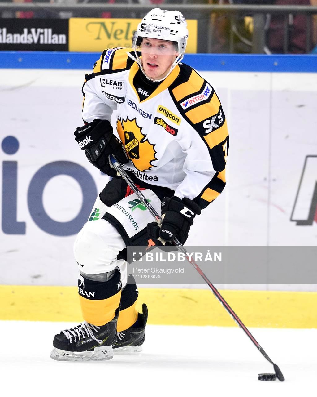 Skellefteås Niclas Burström med pucken