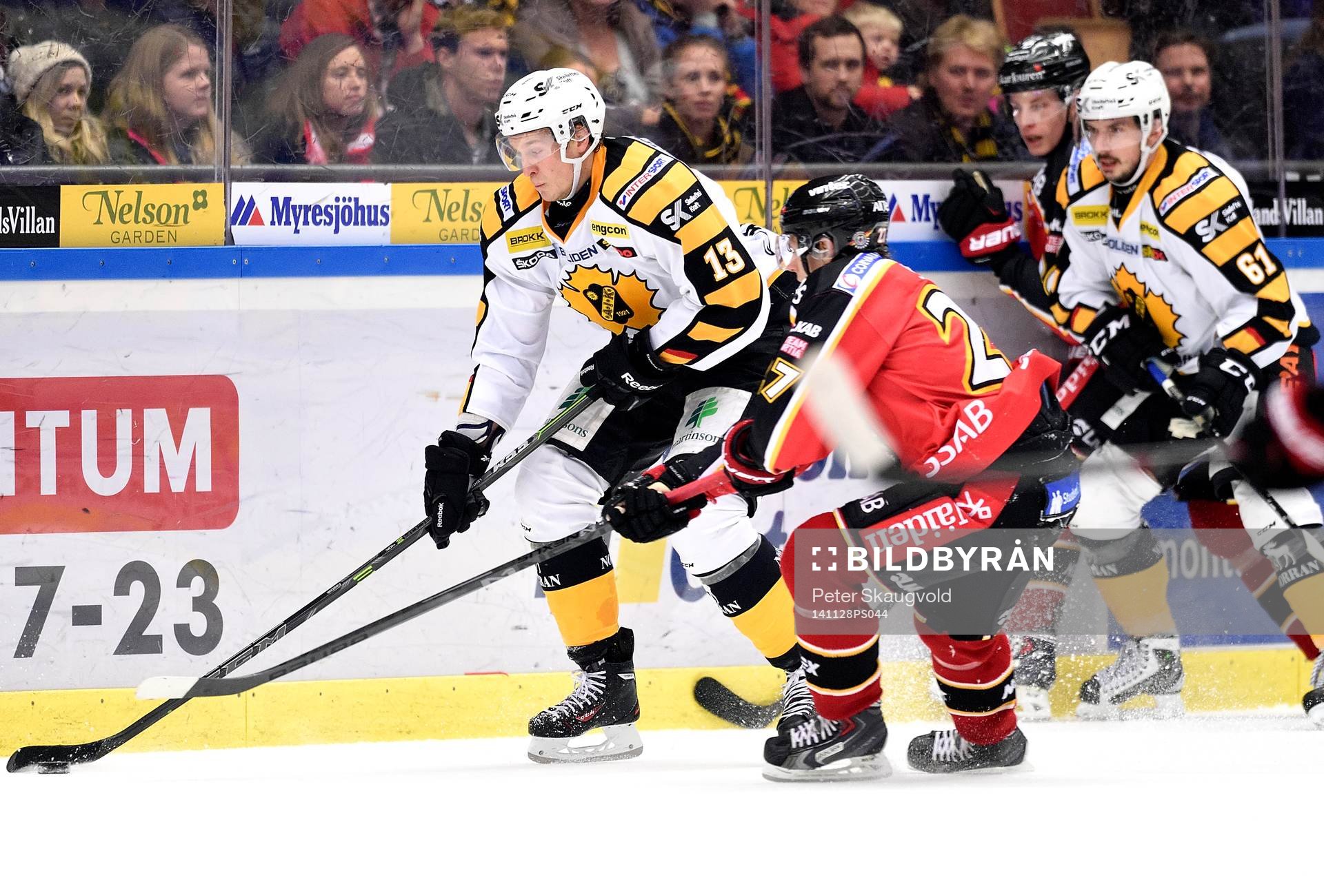 Skellefteås Mika Lehtonen jagas av Luleås Daniel Zaar