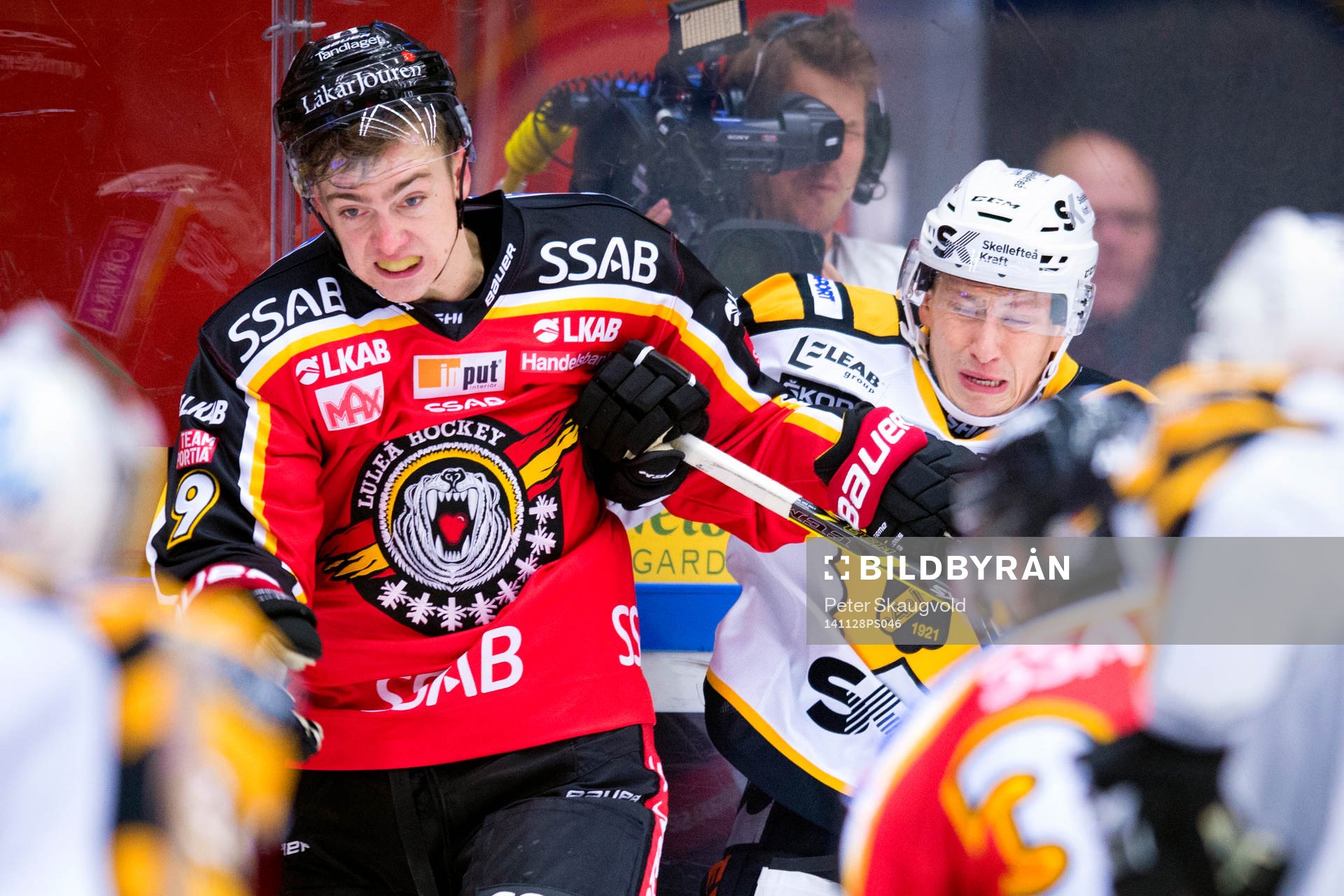 Luleås Johan Forsberg tacklas av Skellefteås Martin Sevc