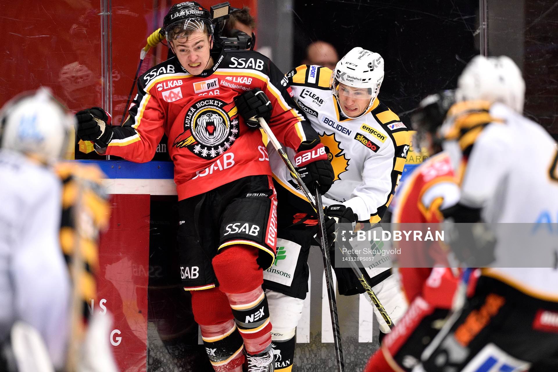 Skellefteås Martin Sevc tacklar Luleås Johan Forsberg