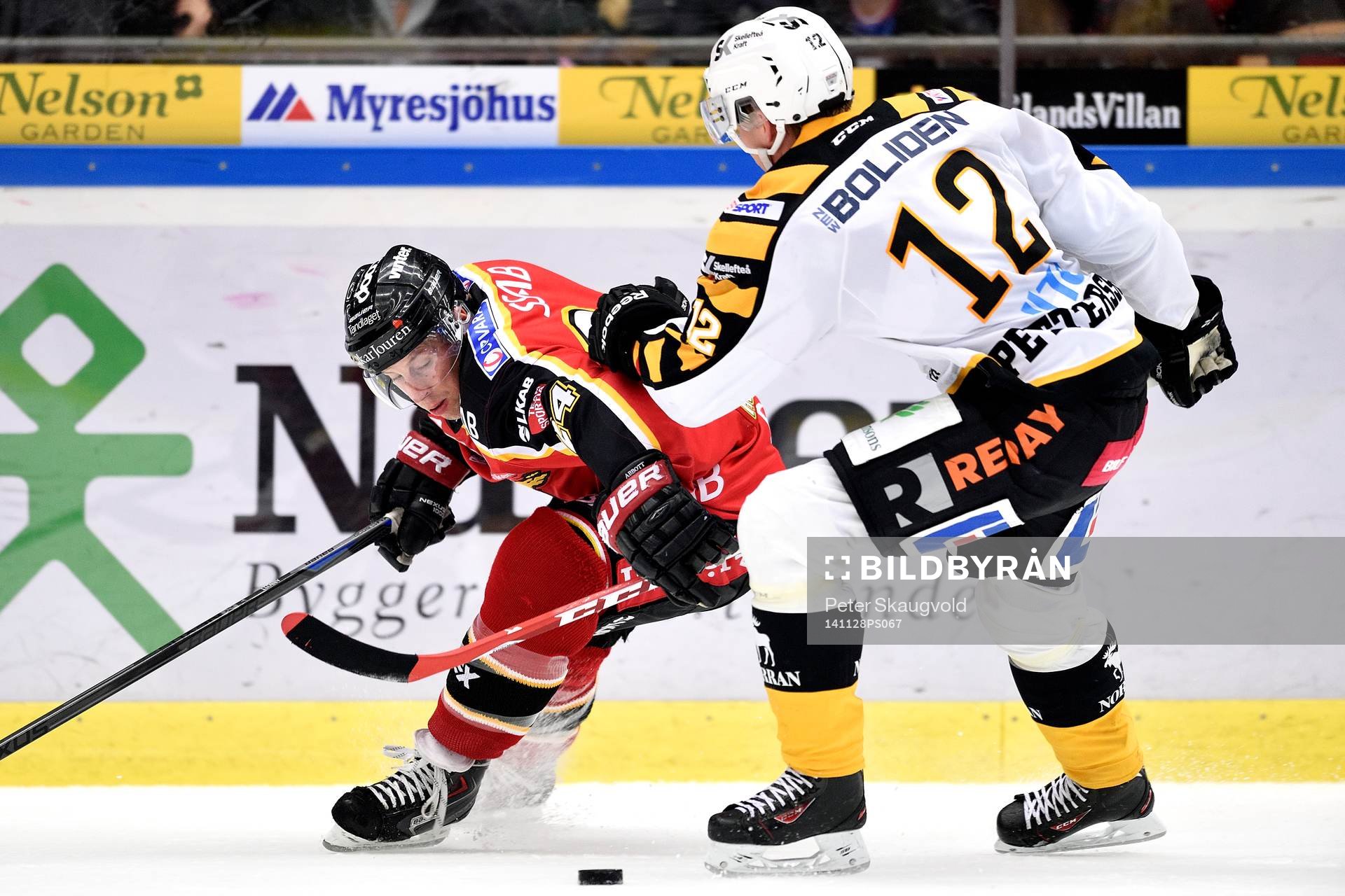 Luleås Cam Abbott i kamp om pucken med Skellefteås Adam
