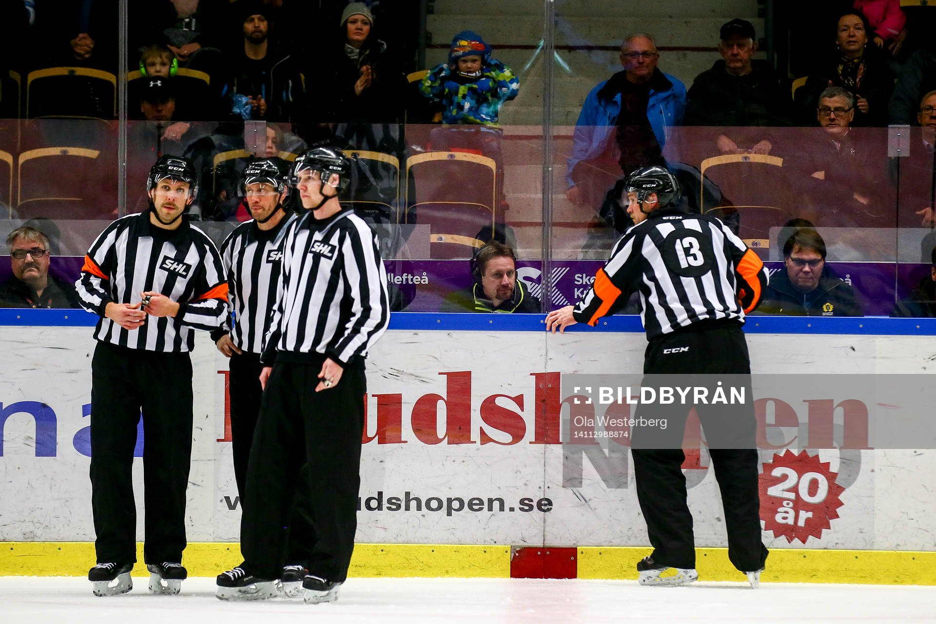Domarna Marcus Linde och Morgan Johansson dömer bort ett
