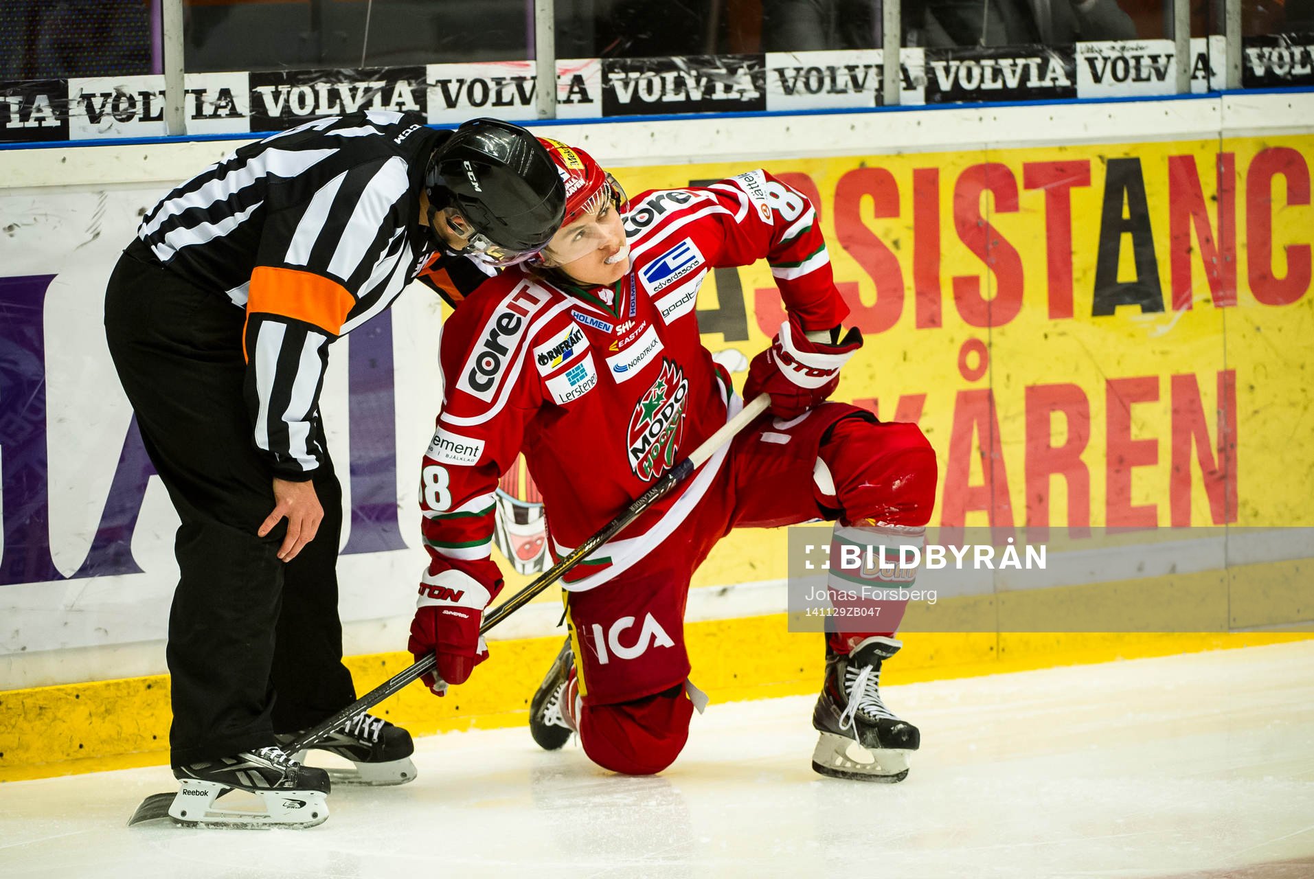 Modos William Nylander åkte på en smäll men reste sig