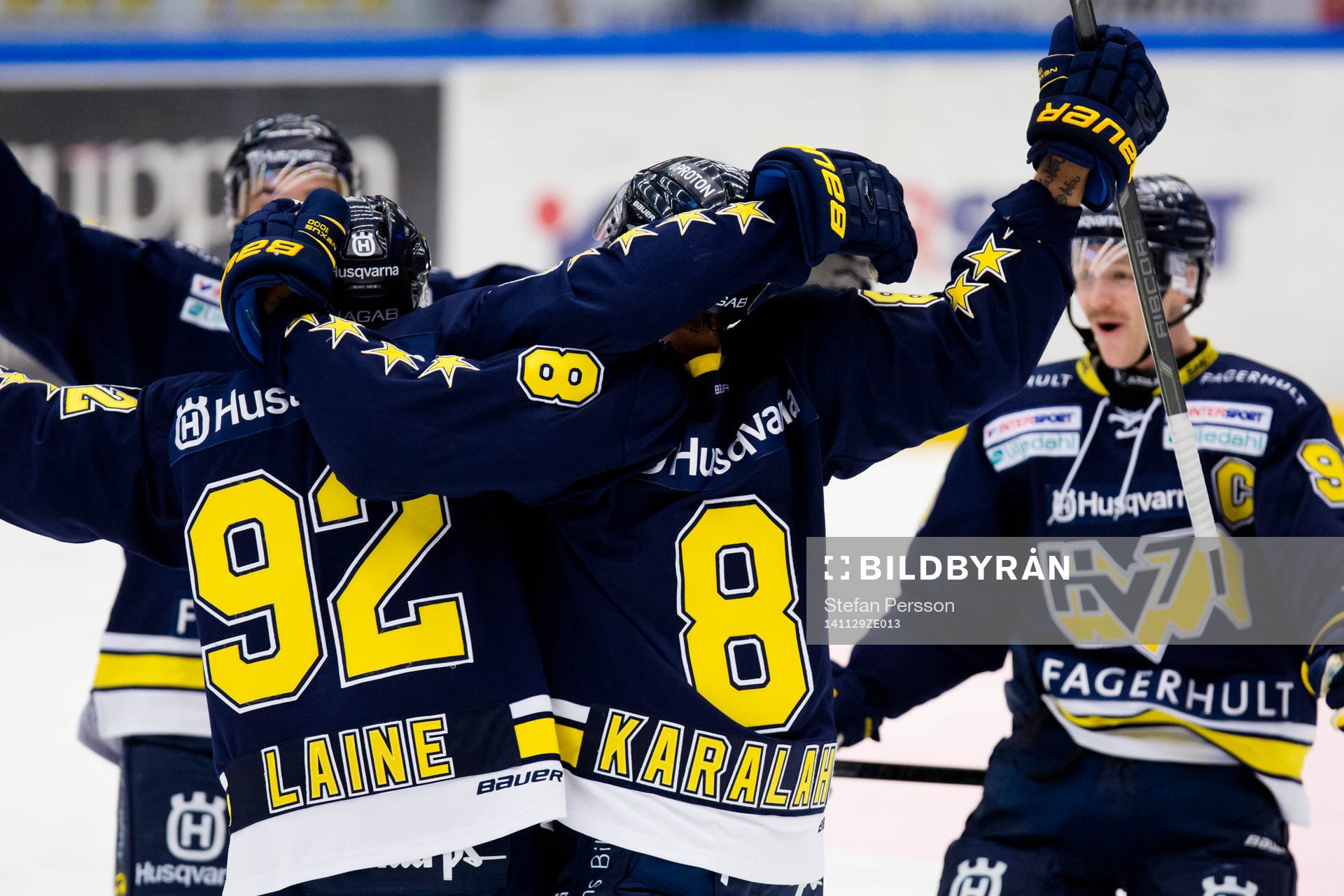 s Teemu Laine och HV71:s Jere Karalahti jublar
