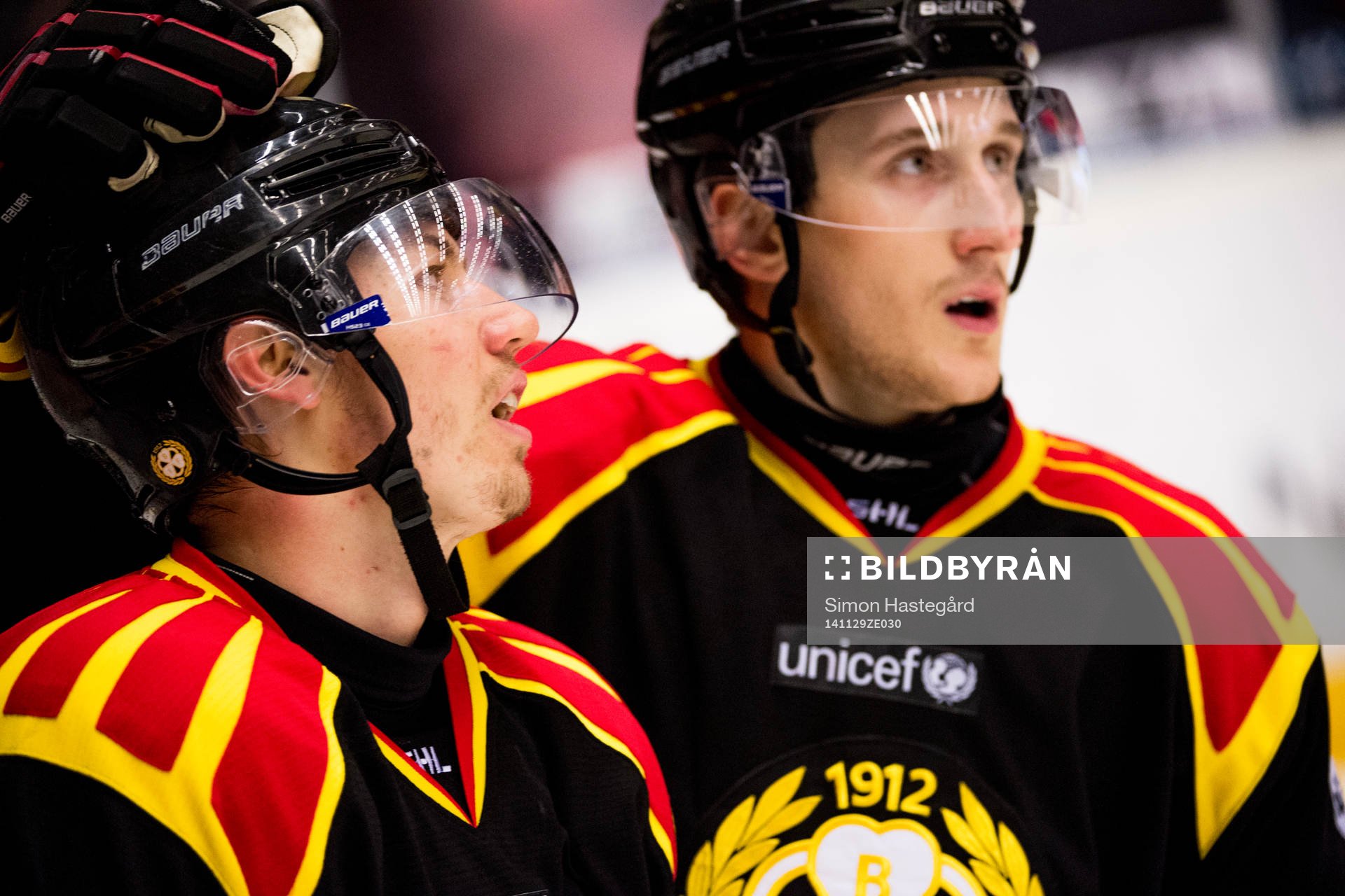 Brynäs Anton Rödin och Bill Sweatt jublar