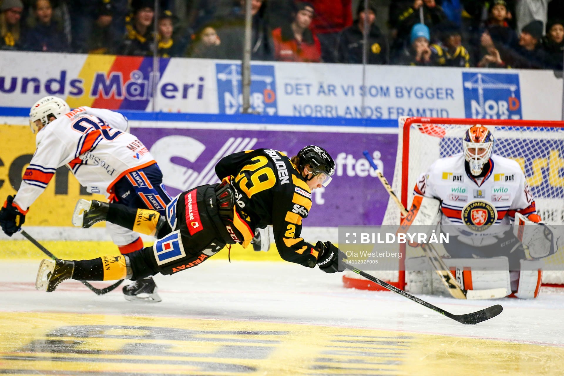 Skellefteås Oscar Sundqvist  skadas i tacklingen mot