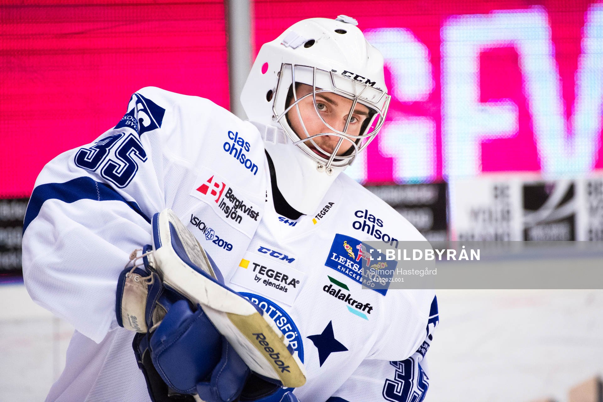 Leksands målvakt Viktor Scherrieble värmer upp före