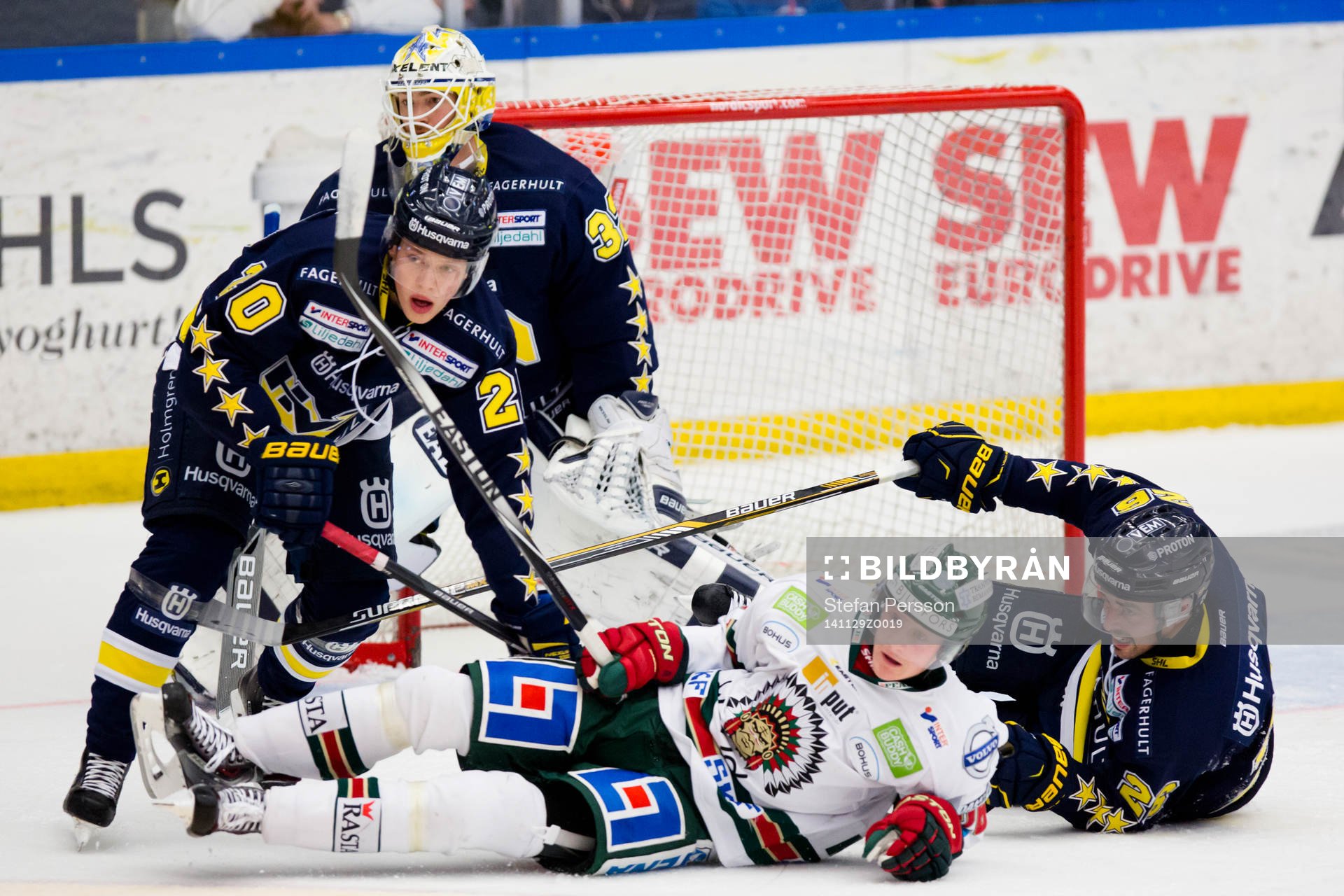 s Lawrence Pilut HV71:s målvakt Gustaf Wesslau och Riley