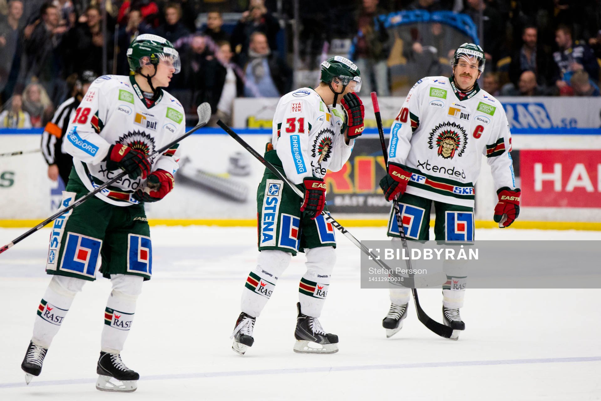 Frölundas Anton Blidh, Nicklas Lasu, Joel Lundqvist ser