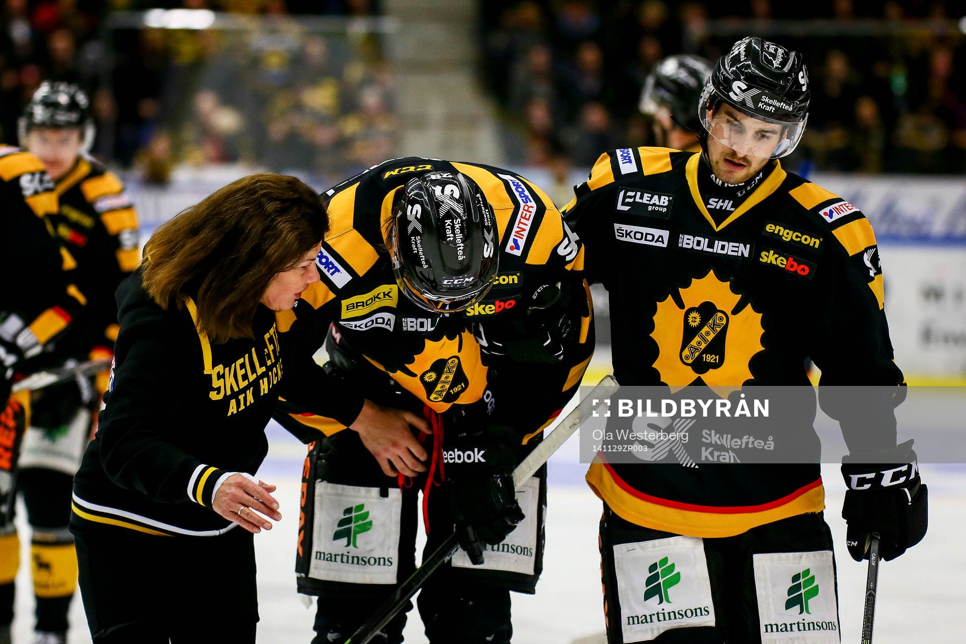 Skellefteås Oscar Sundqvist  skadas och leds ut av Karin