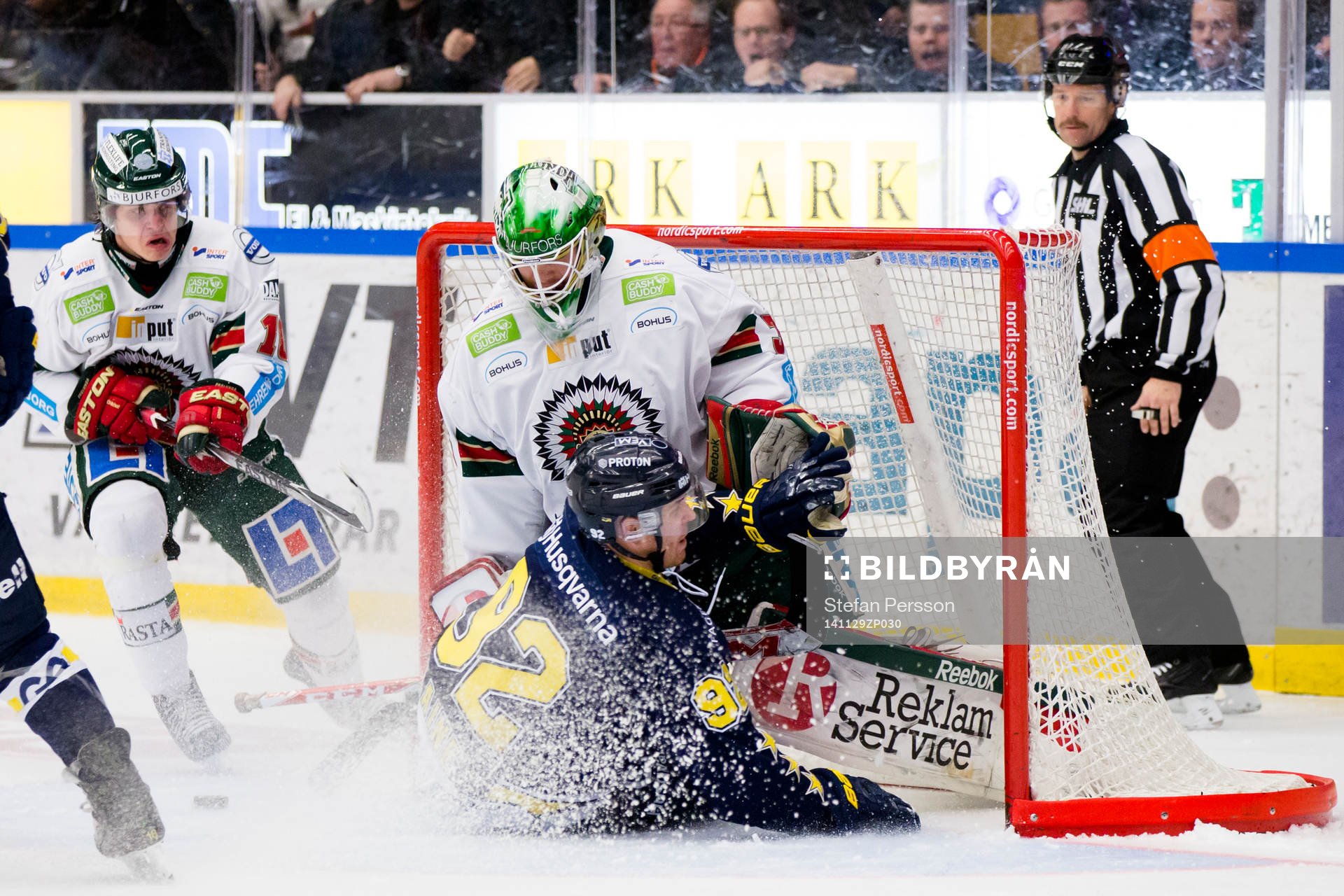 s Teemu Laine åker in i Frölundas målvakt Linus