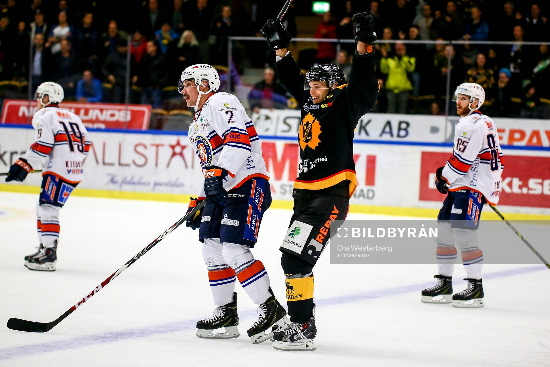 Skellefteås Rob Schremp jublar bredvid Växjös Teemu