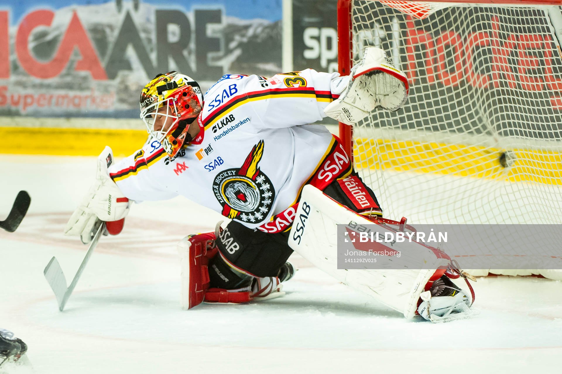 Luleås målvakt Joel Lassinantti  släpper in en puck