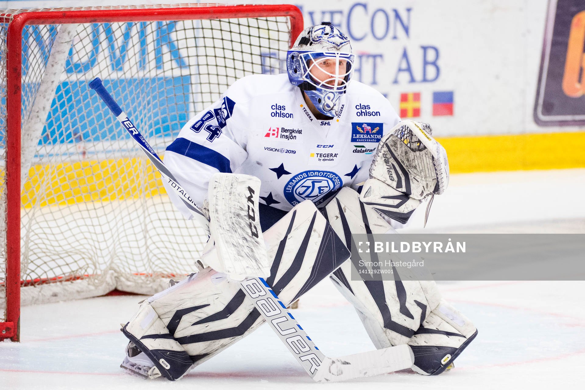 Leksands målvakt Joakim Lundström värmer upp före
