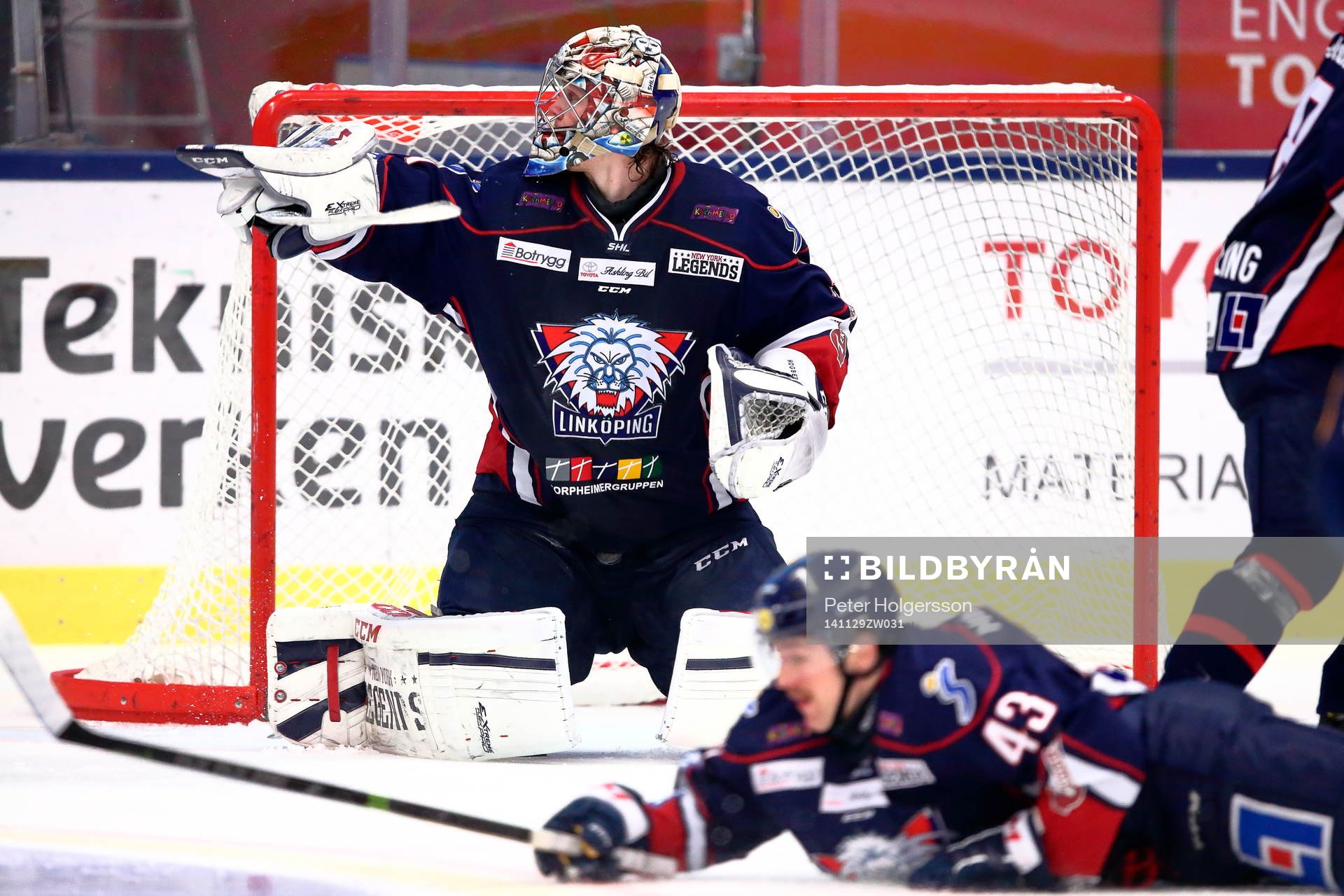 Linköping målvakt Marcus Högberg räddar skott och