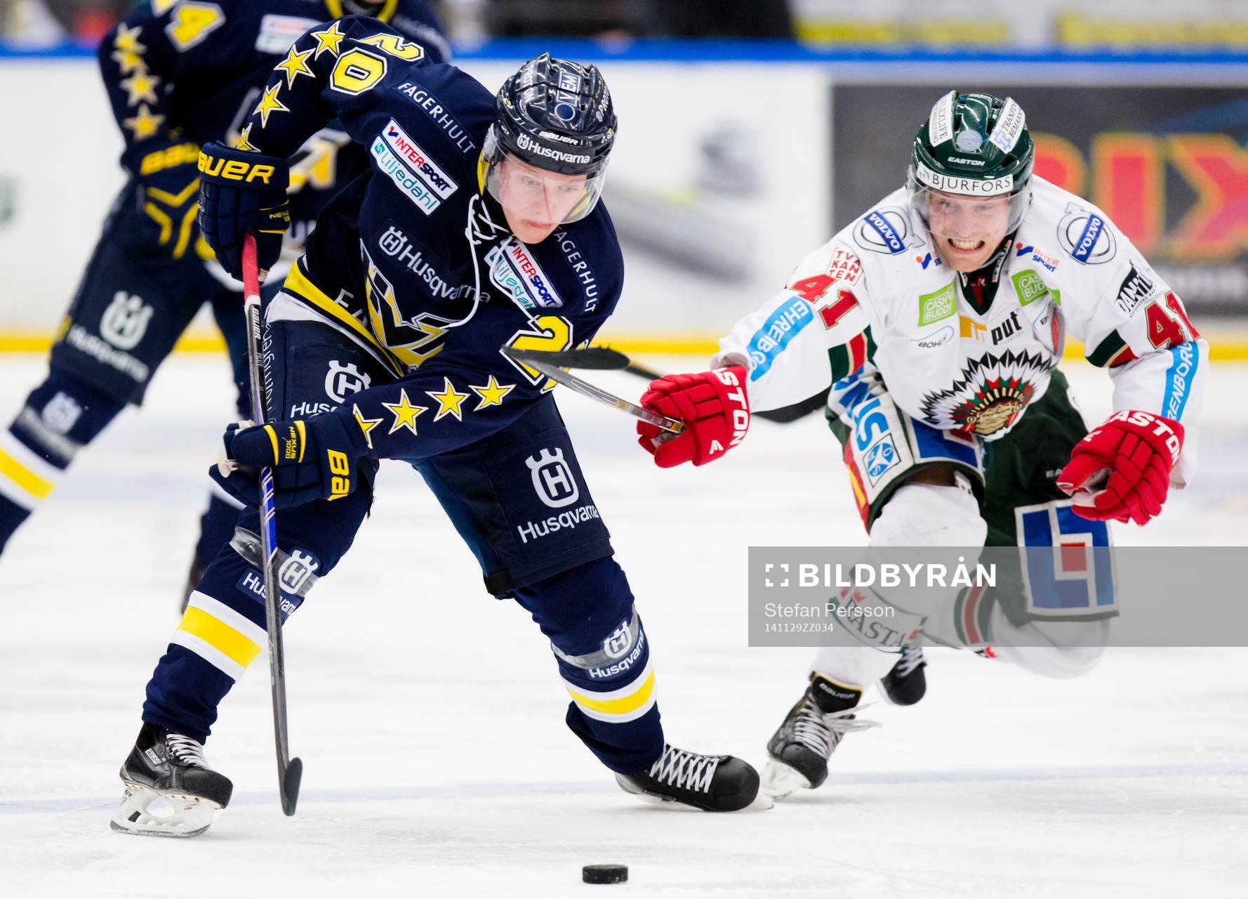 s Lawrence Pilut med pucken mot Frölundas Mathis Olimb
