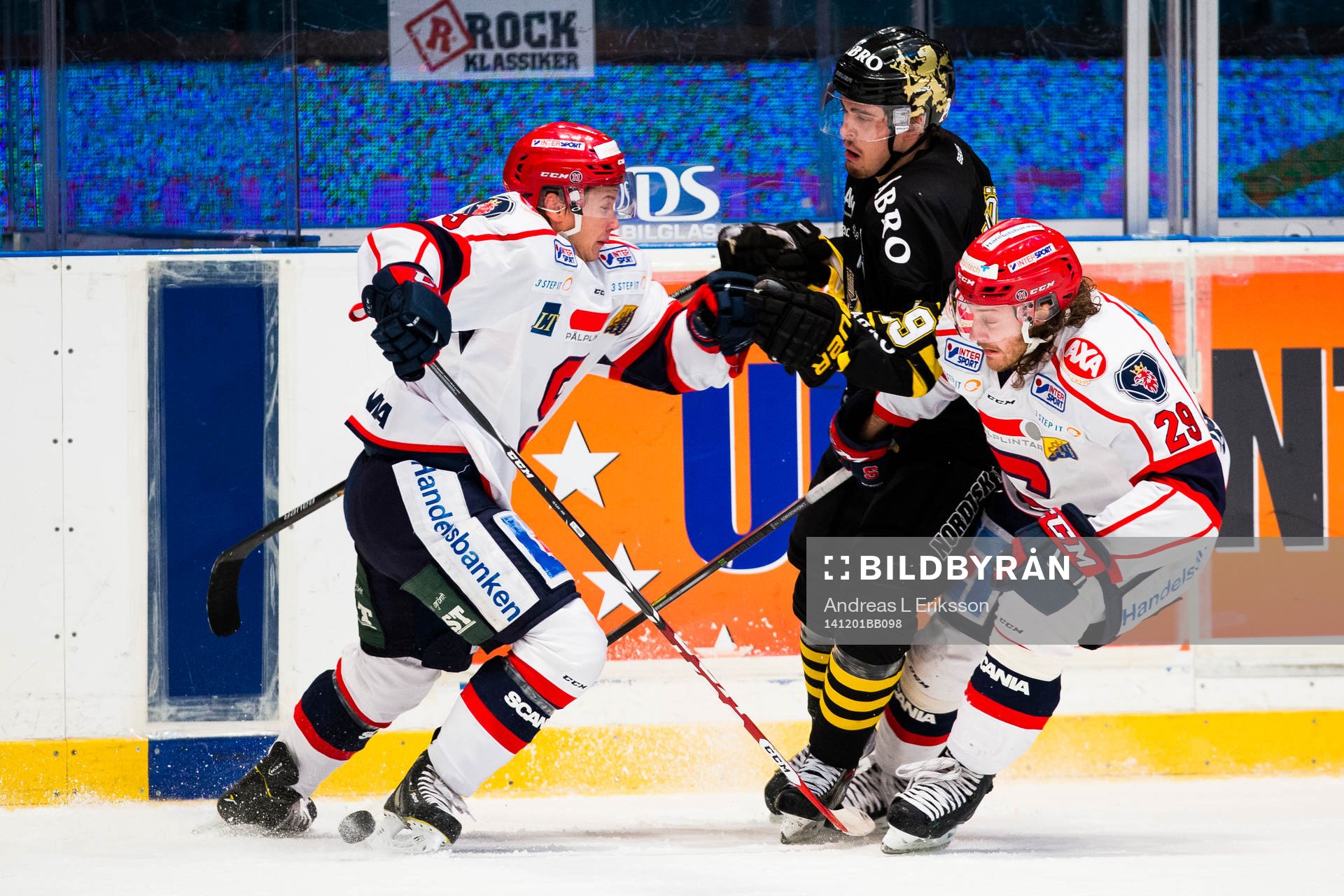 s målvakt David Lillieström Karlsson (m) trycks till av