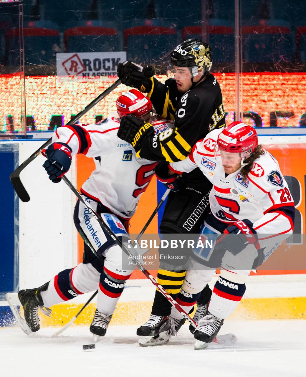 s målvakt David Lillieström Karlsson (m) trycks till av