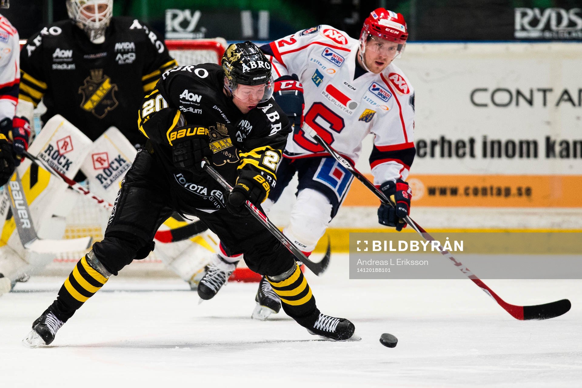 s Christopher Bengtsson rensar undan pucken