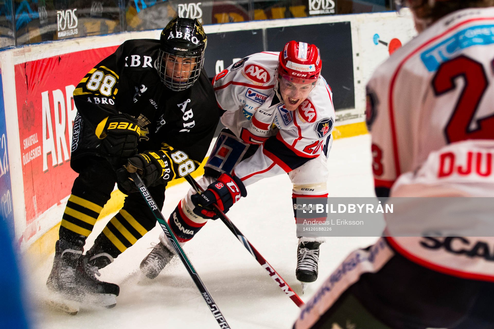 s Oliver Kylington i kamp om pucken med Södertäljes