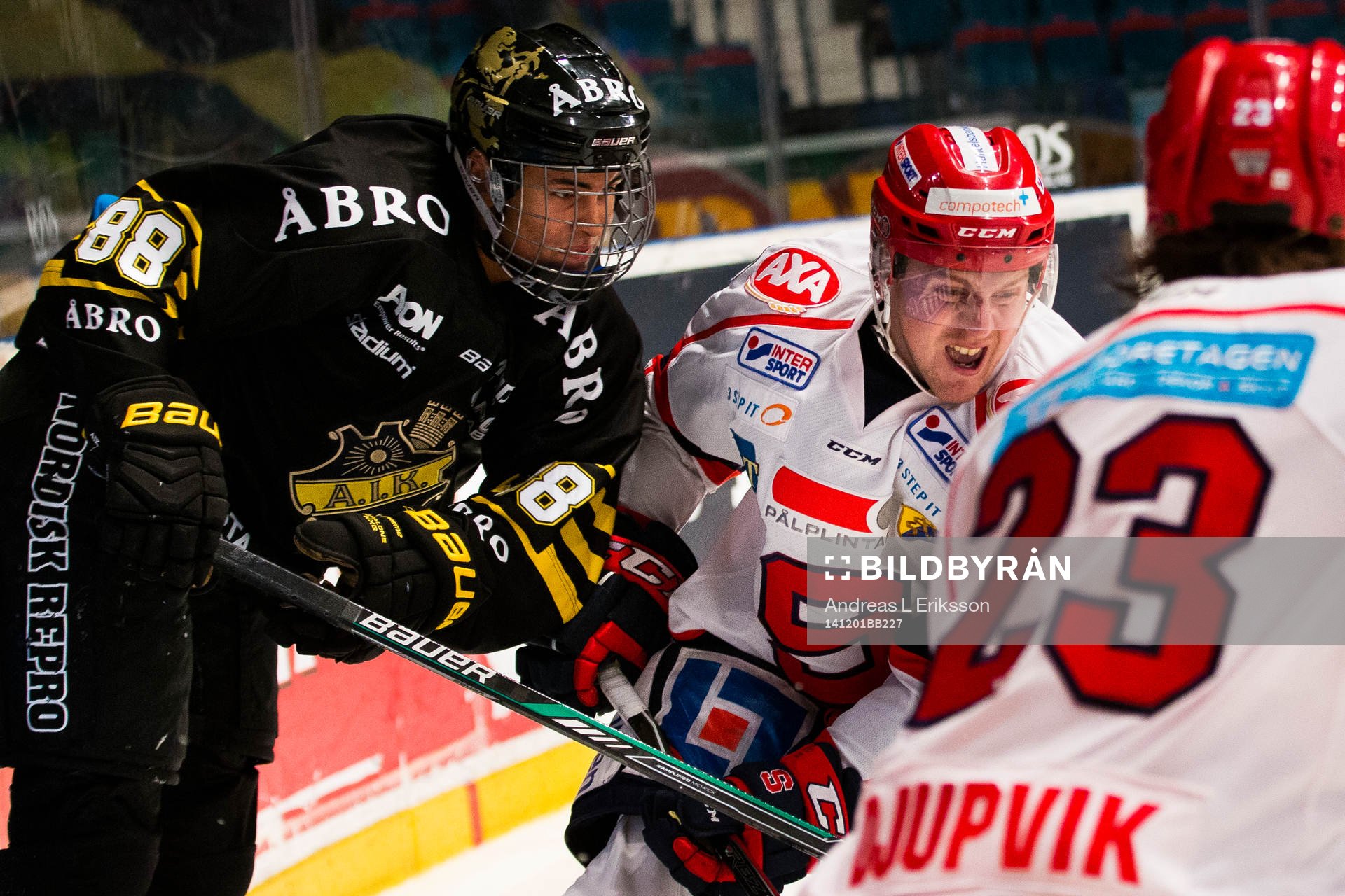 s Oliver Kylington i kamp om pucken med Södertäljes