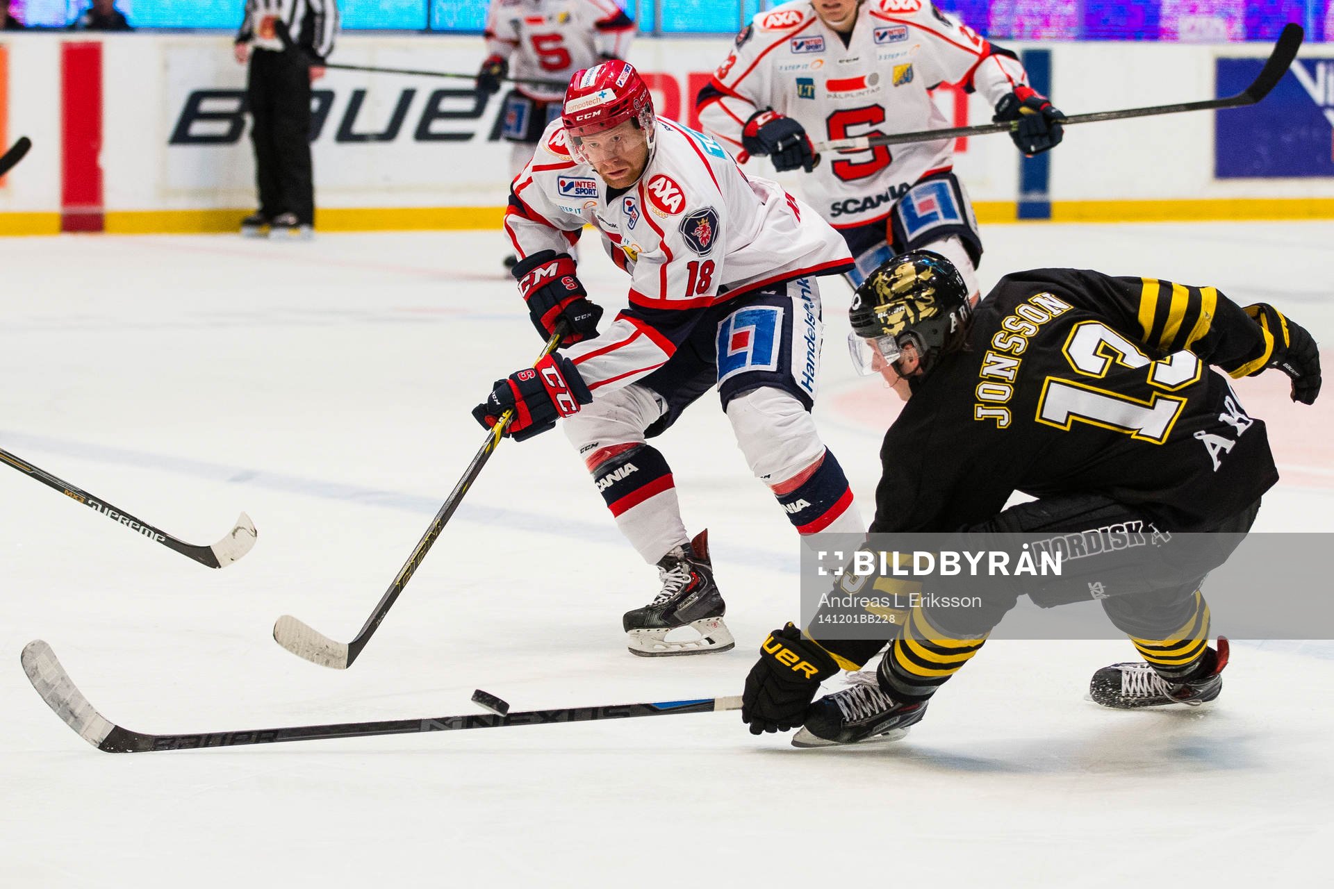 Södertäljes Jakob Karlsson lägger pcuekn över klubban