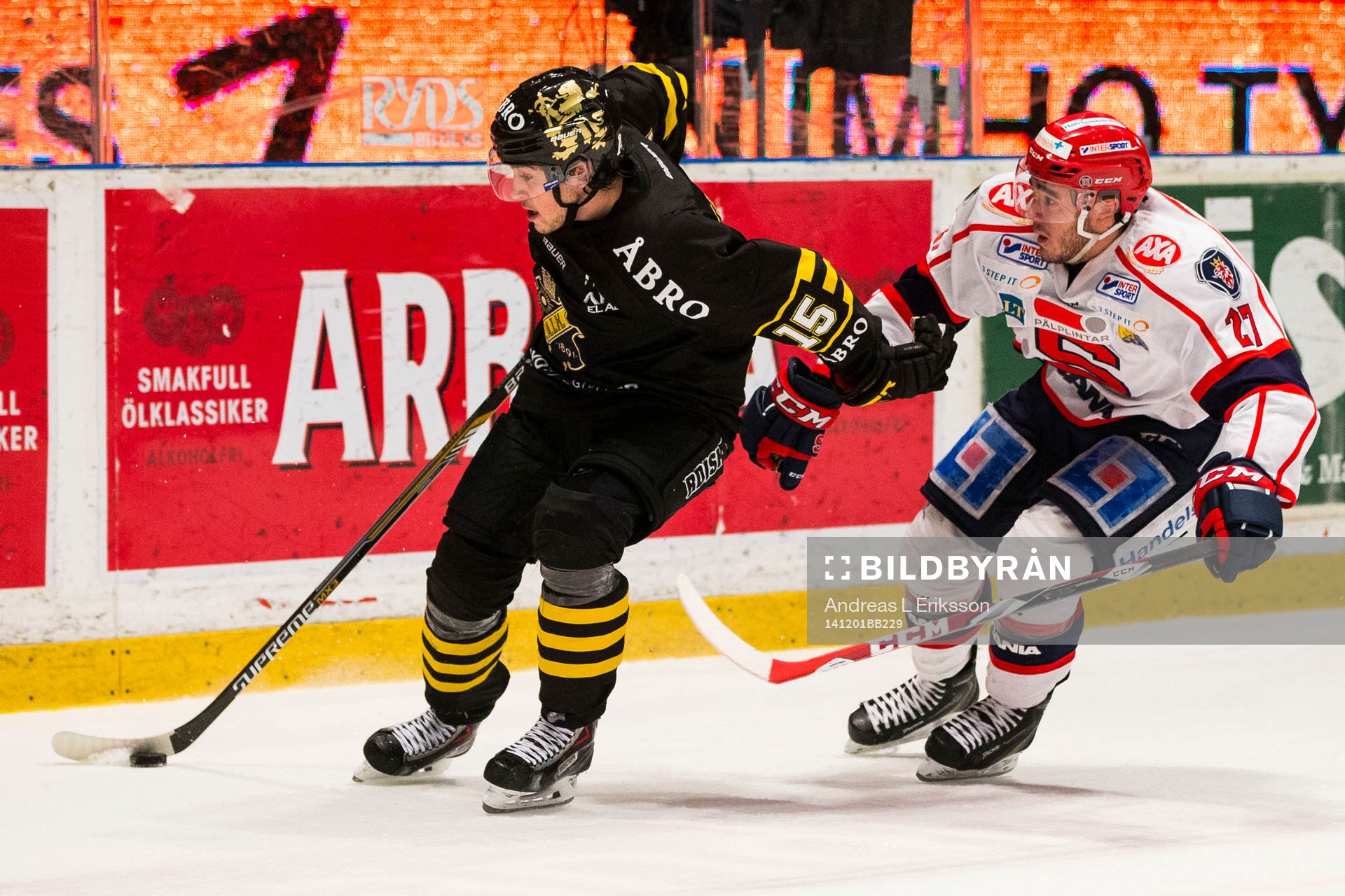 s Jonathan Andersson jagas av Södertäljes Jacob Dahlström