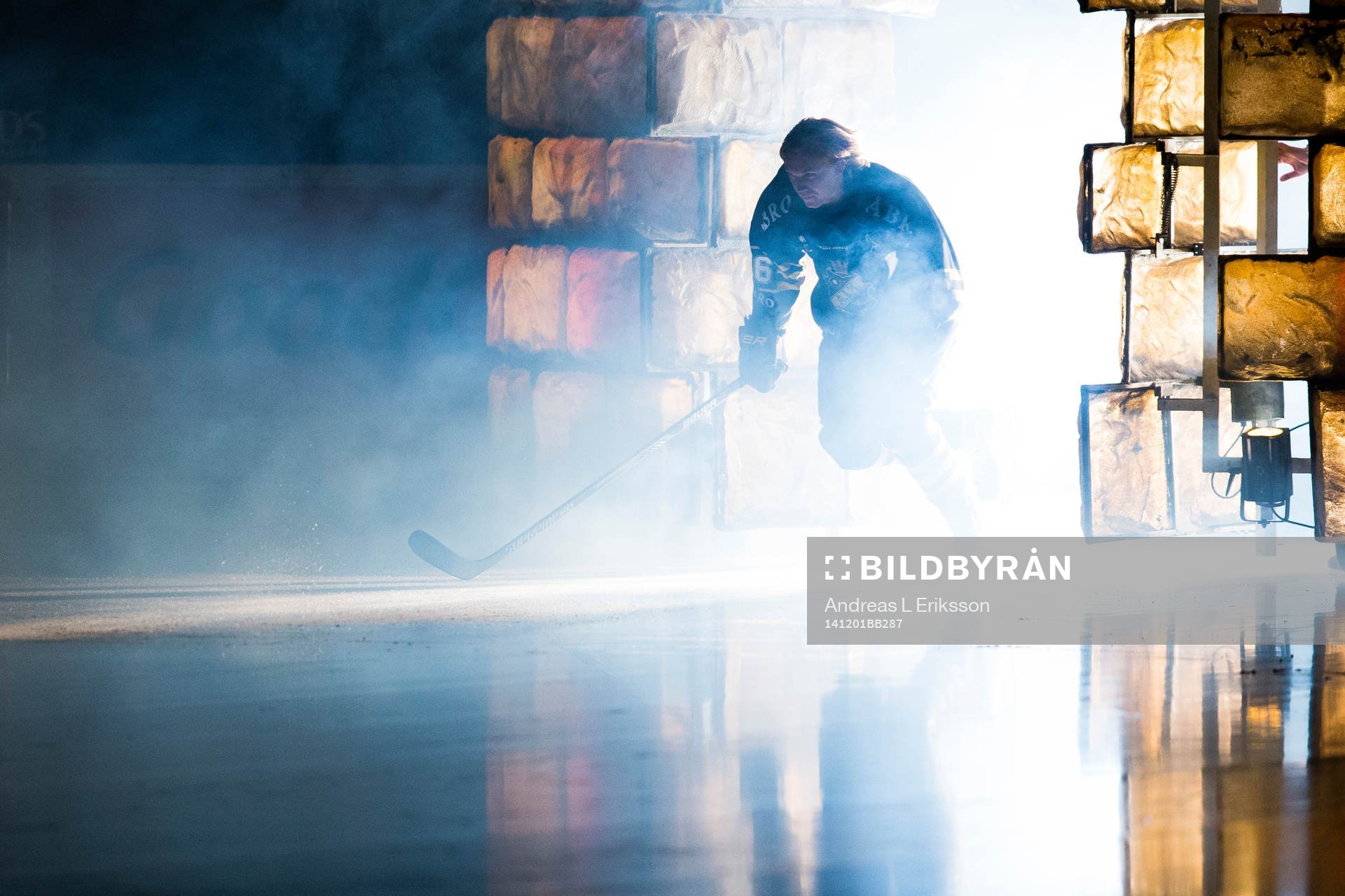 s Dennis Nordström gör entré innan  ishockeymatchen i