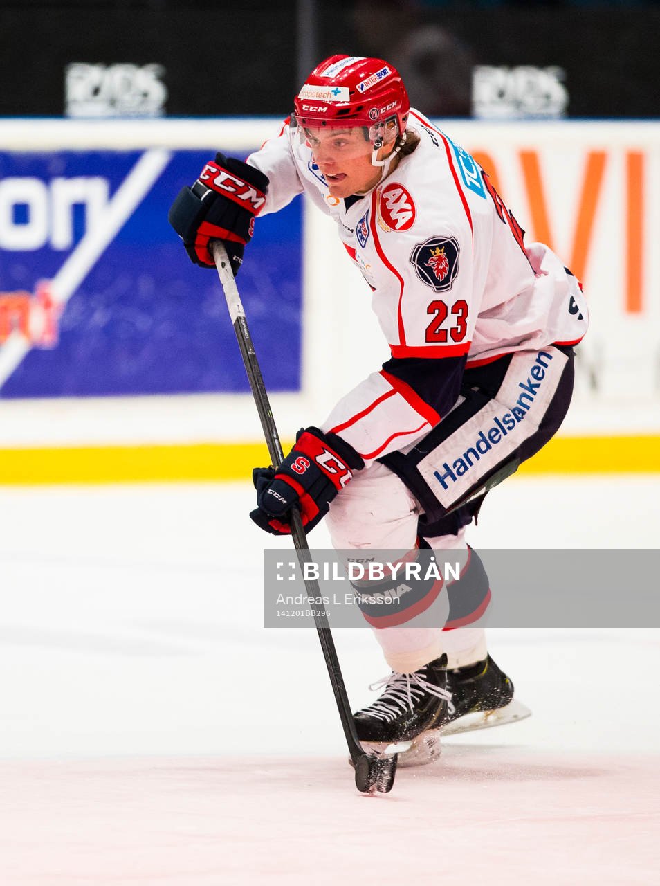 Södertäljes Jonas Djupvik med pucken