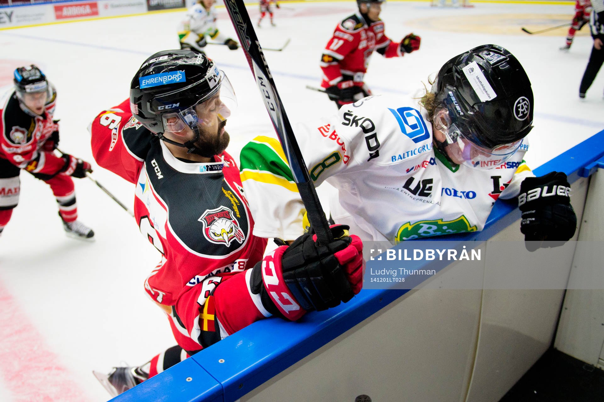 Malmö Redhawks Colin Stuart tacklar Björklövens Simon