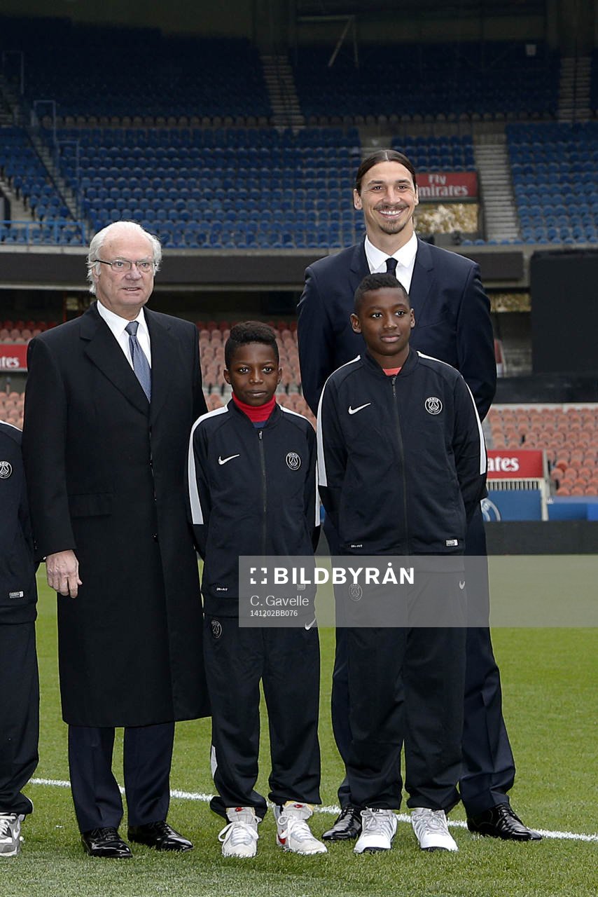 I denna handout-bild från PSG poserar Zlatan Ibrahimovic