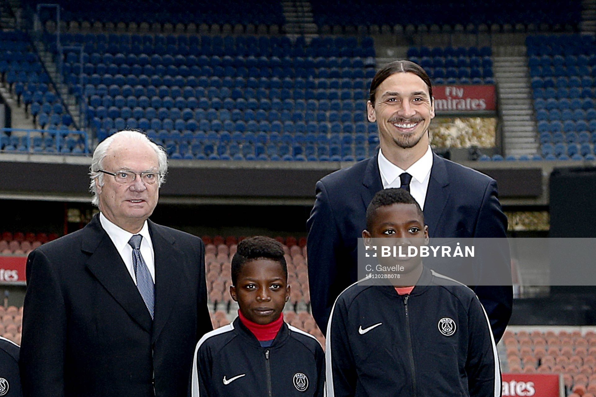 I denna handout-bild från PSG poserar Zlatan Ibrahimovic