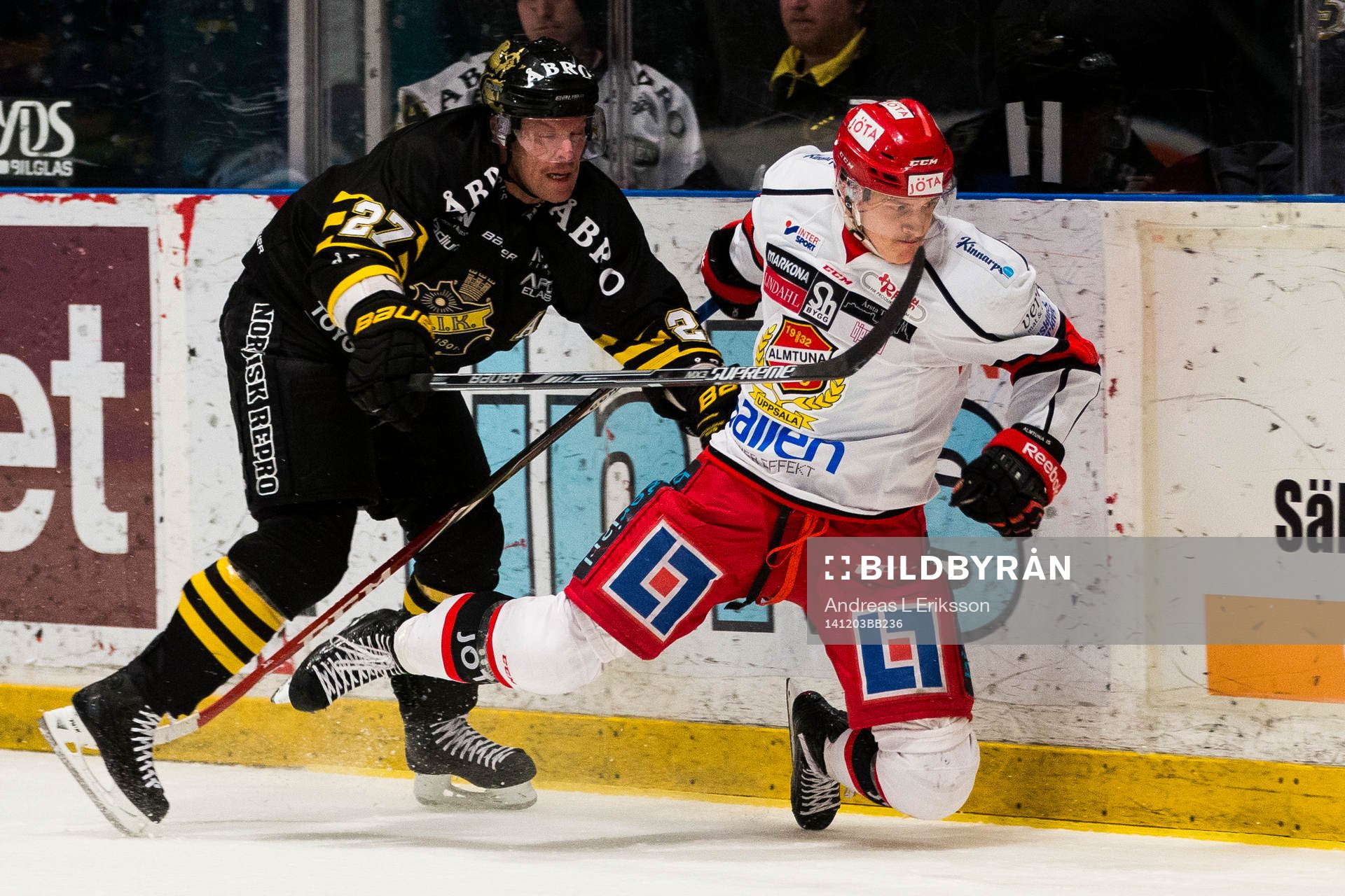 s Jordan Hendry tacklar omkull Almtunas Martin Karlsson