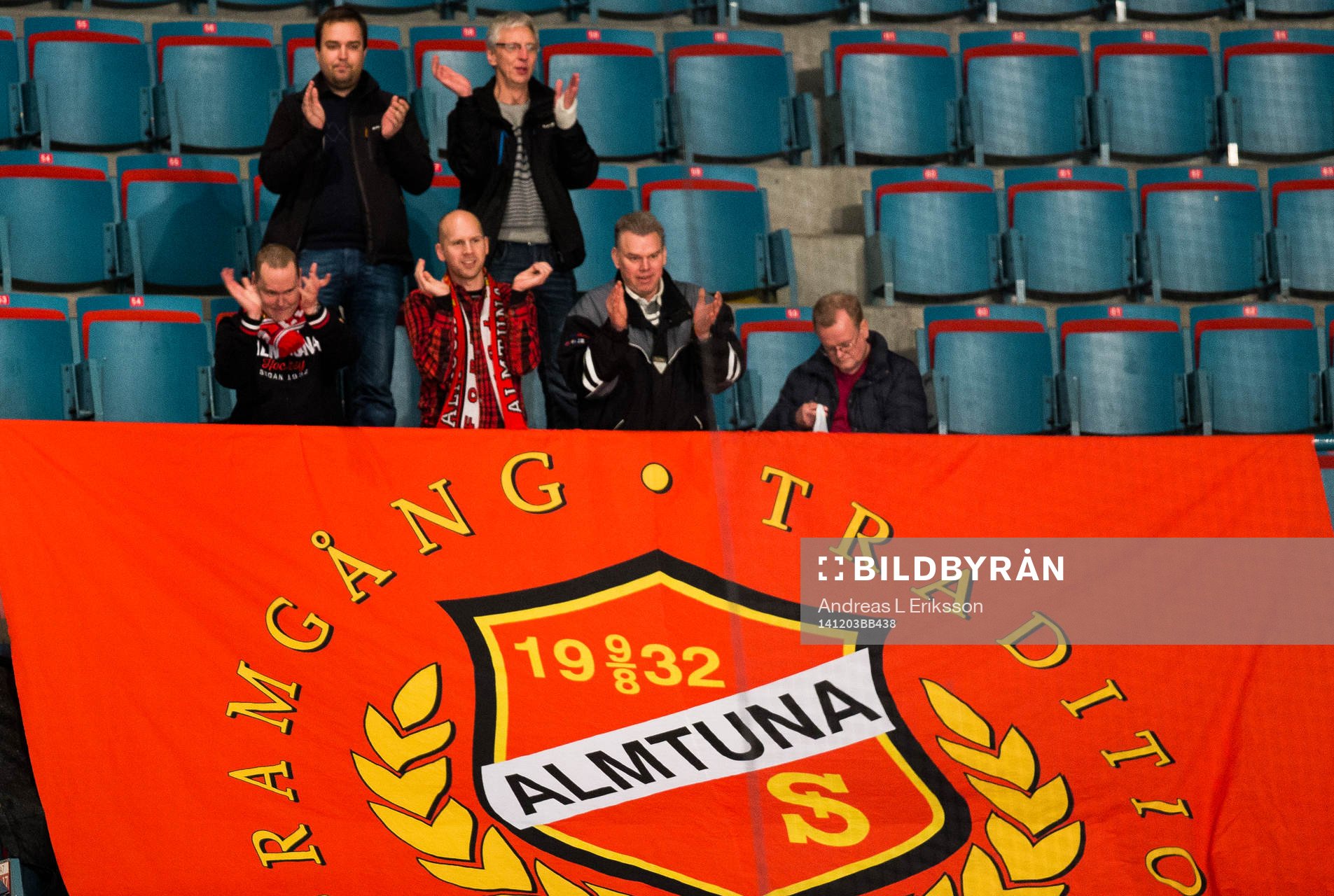 Almtunas supportrar jublar