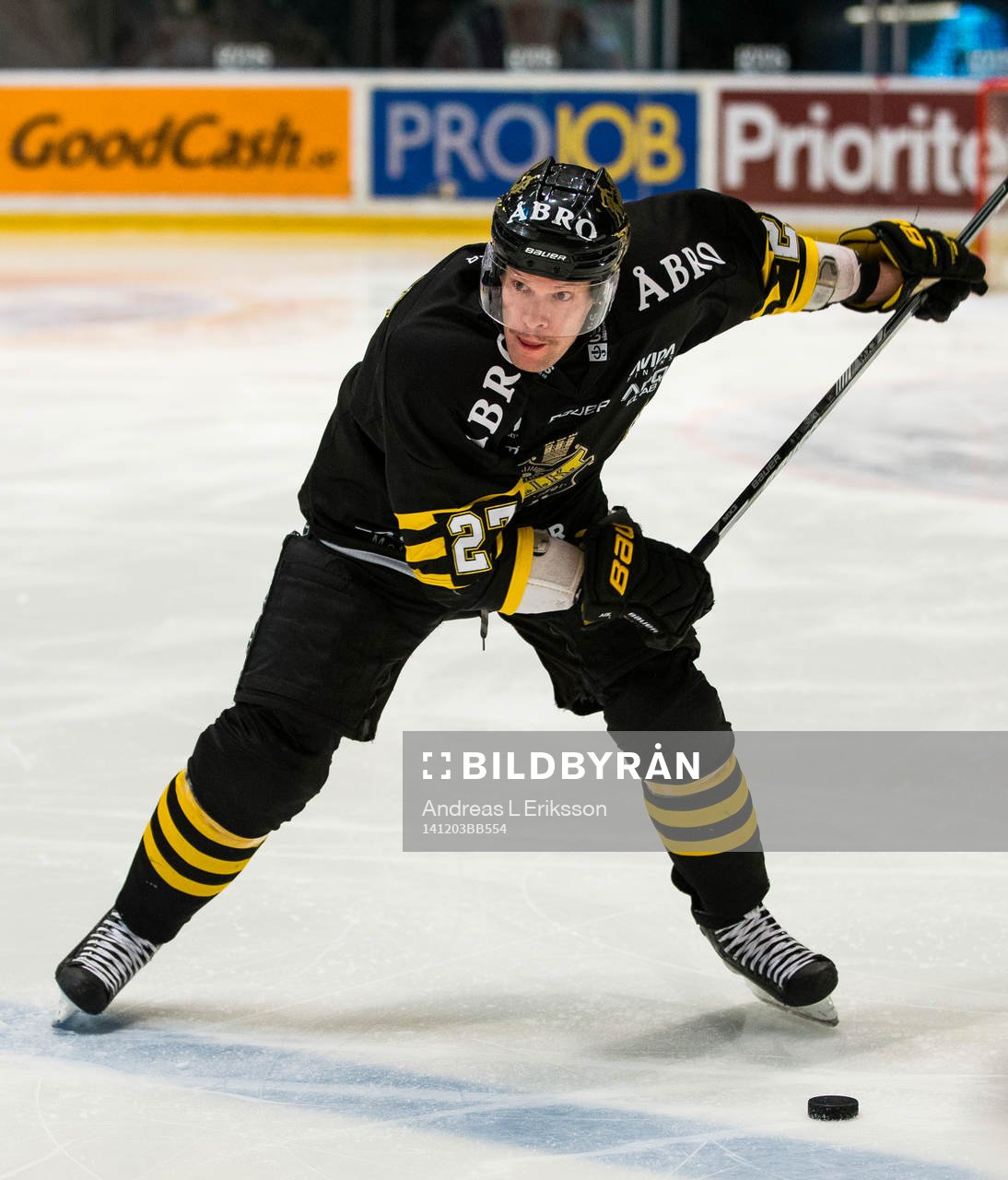 s Jordan Hendry med pucken