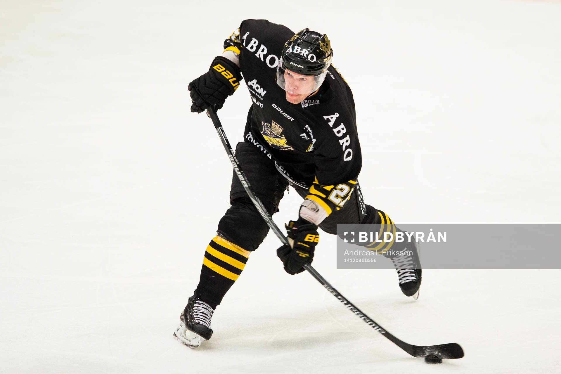 s Jordan Hendry med pucken